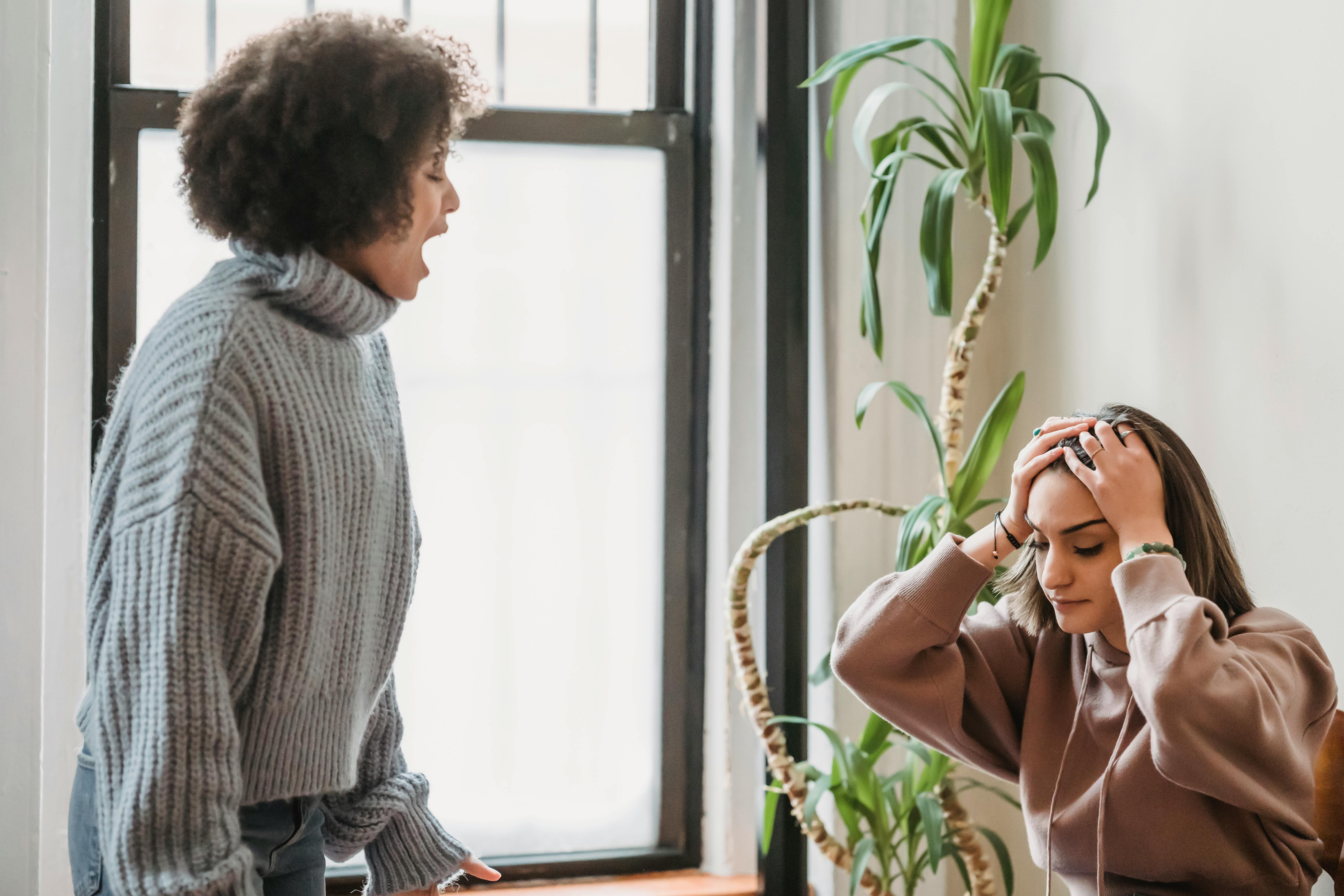 Una mujer gritando a otra | Foto: Pexels