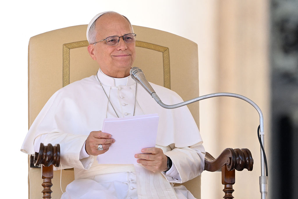 El papa León XIV se dirige a la multitud durante la audiencia general semanal en la plaza de San Pedro, en el Vaticano, el 30 de septiembre de 2026. | Fuente: Getty Images