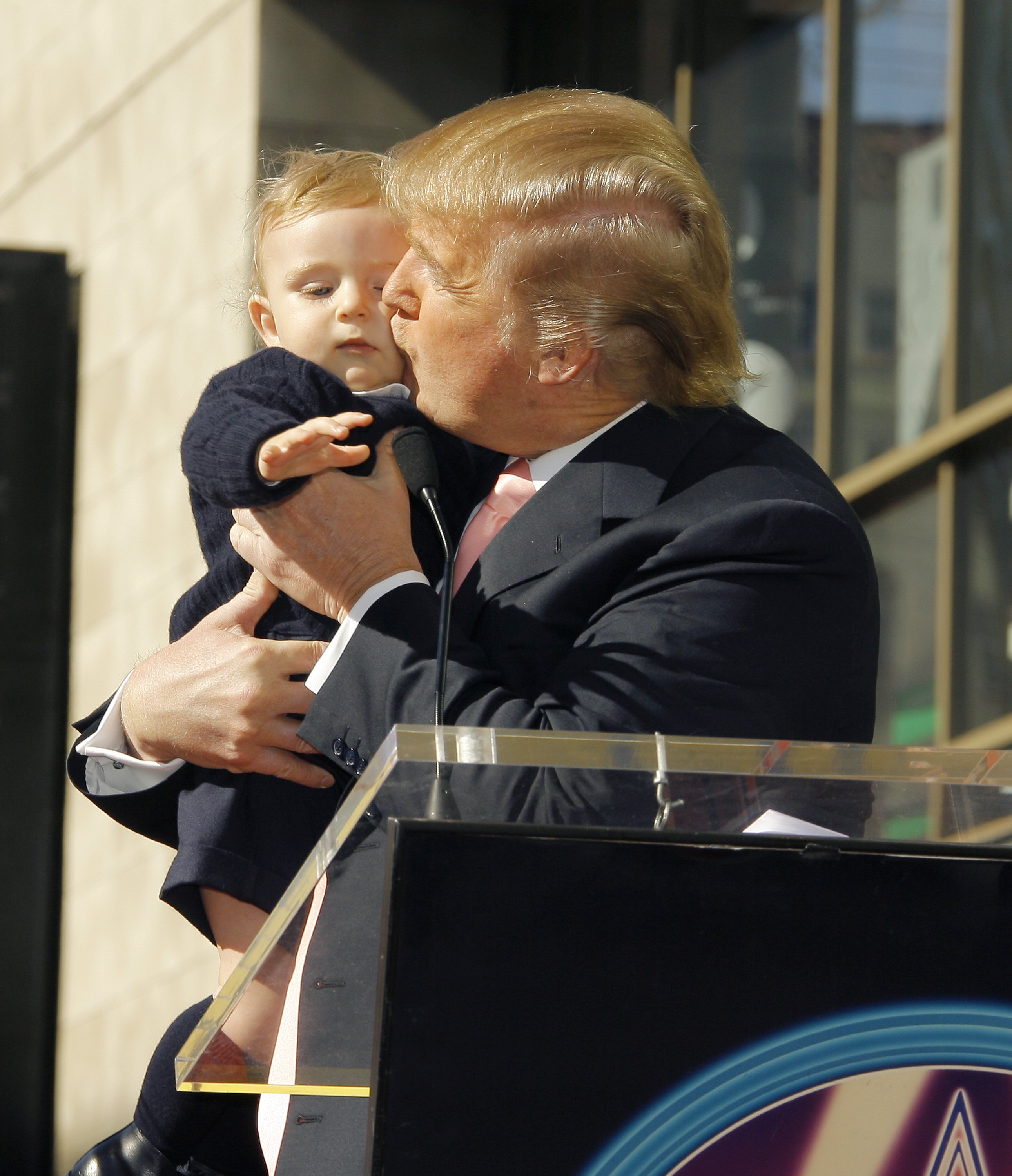 El bebé Barron y Donald Trump en la ceremonia de homenaje a Donald Trump con una estrella en el Paseo de la Fama de Hollywood el 16 de enero de 2006, en Hollywood, California. | Fuente: Getty Images