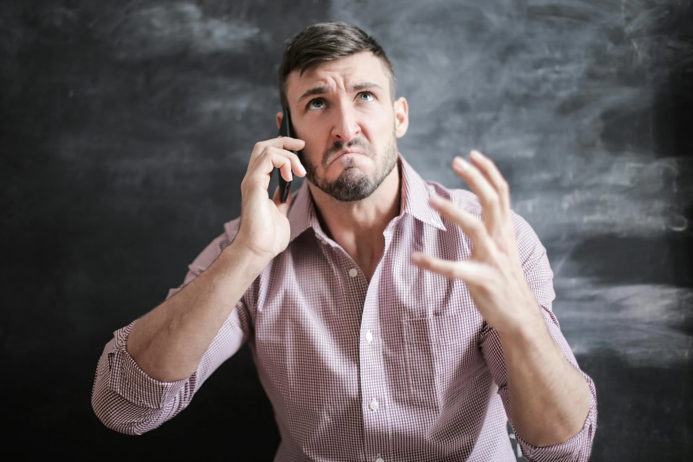 Un hombre enfadado hablando por teléfono | Fuente: Pexels