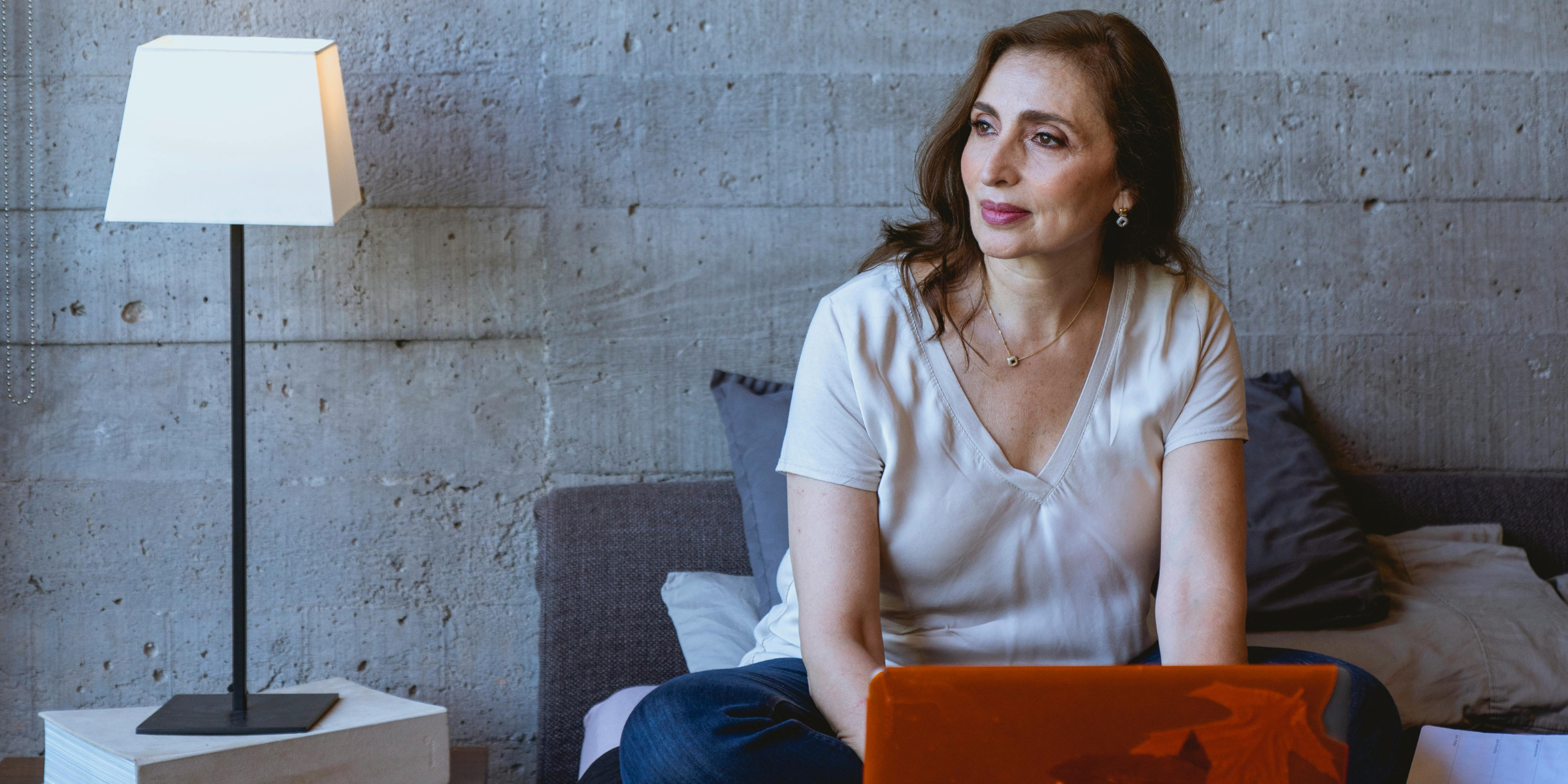 Una mujer sentada | Fuente: Pexels