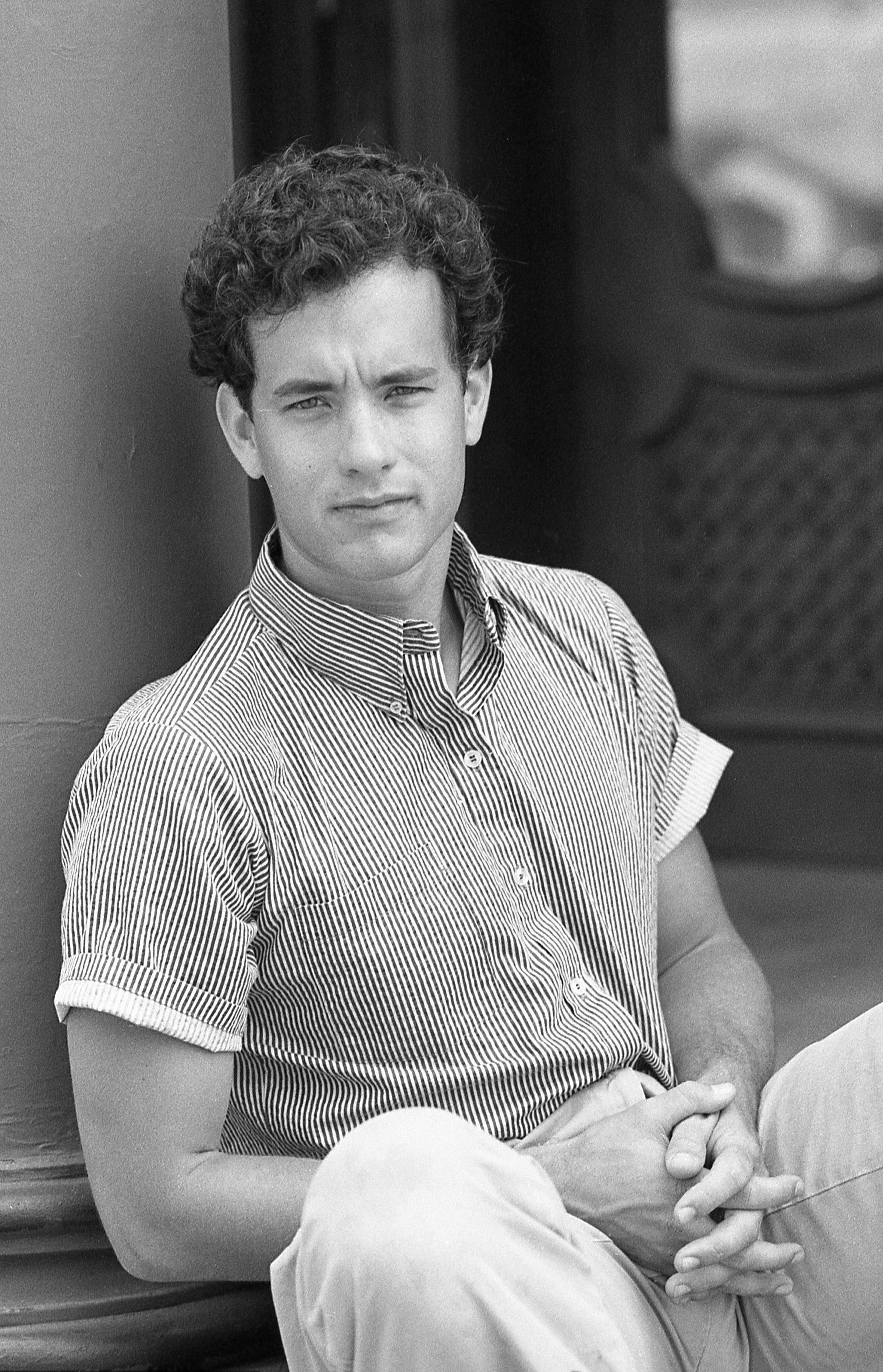 Tom Hanks posa durante el rodaje de la película "Bachelor Party" en el backlot de 20th Century Fox Studio en 1984 en Century City, California ┃Foto: Getty Images