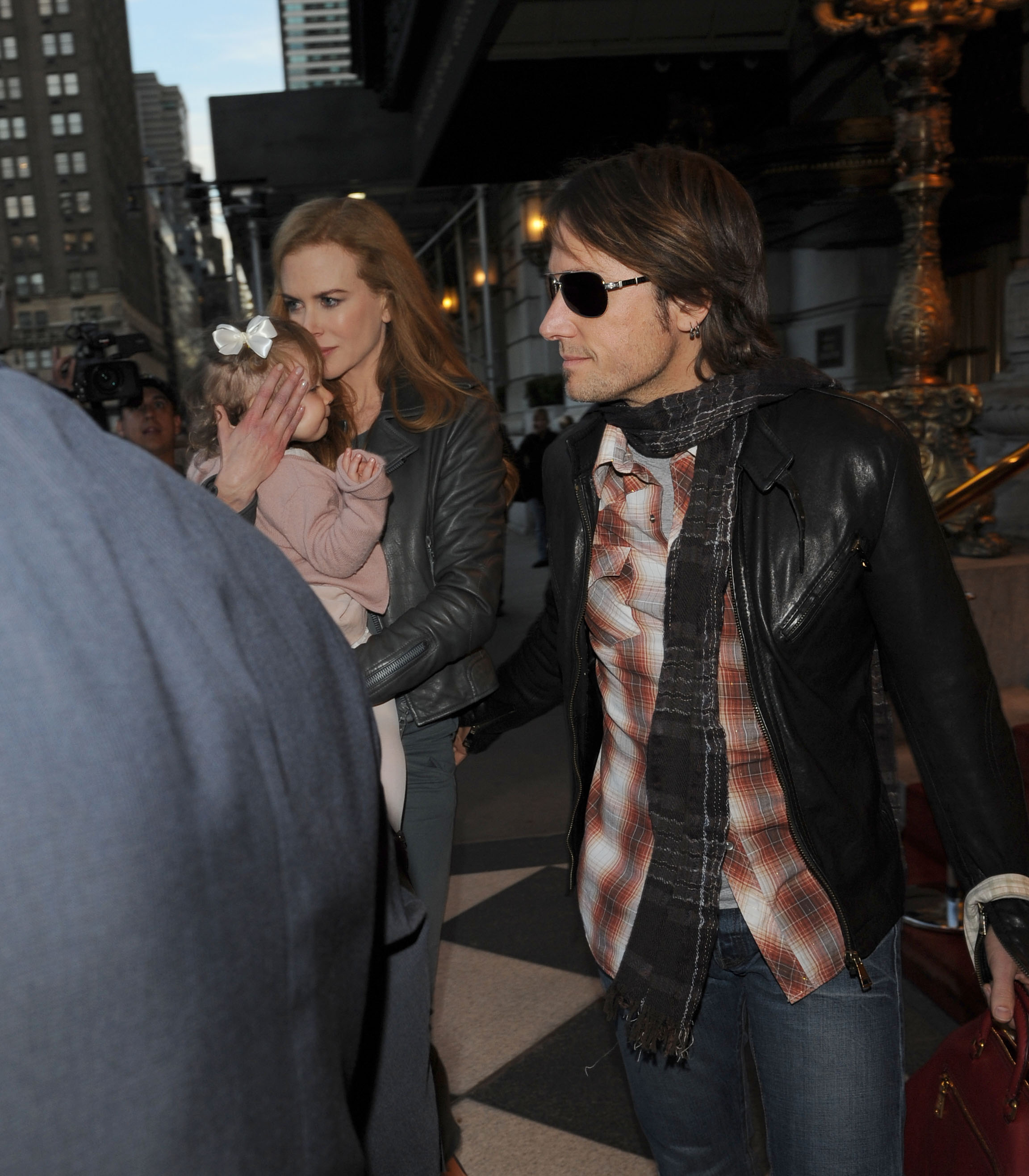 Nicole Kidman y Keith Urban son vistos con su hija, Sunday Rose, saliendo del Hotel Plaza el 16 de noviembre de 2009, en Nueva York. | Fuente: Getty Images