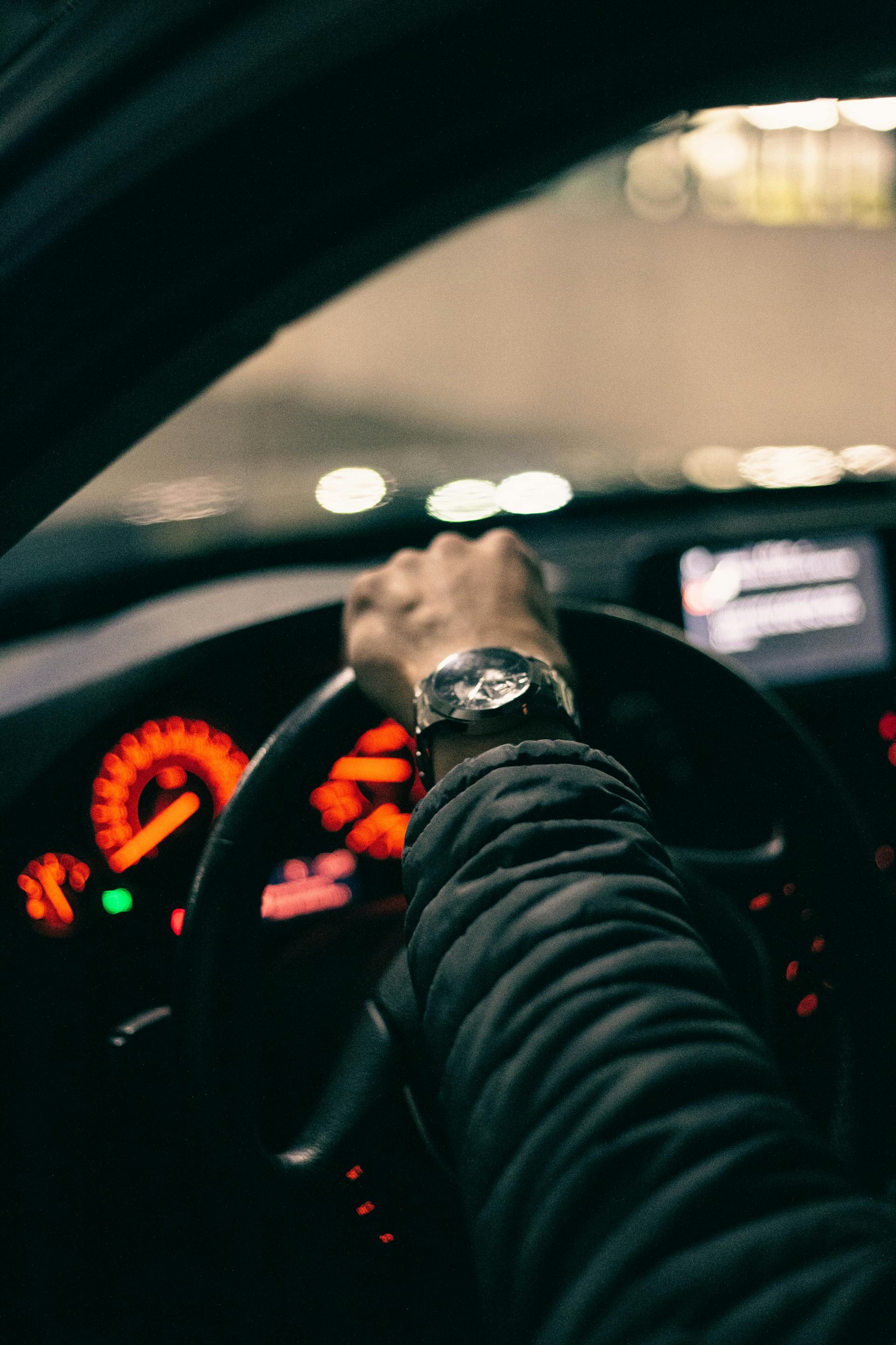 Un hombre conduciendo un automóvil | Fuente: Pexels