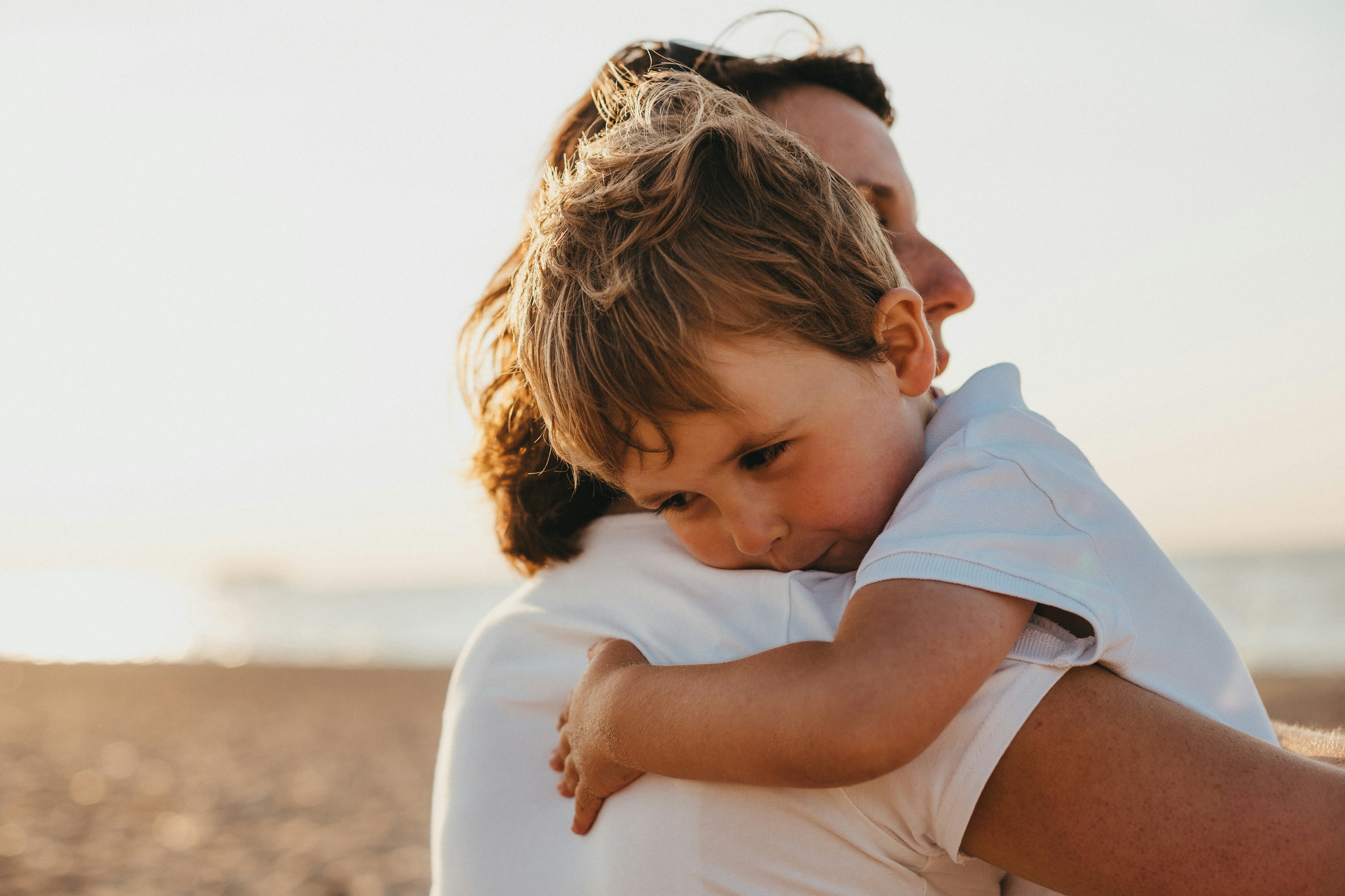 Una madre con su hijo en brazos | Fuente: Unsplash