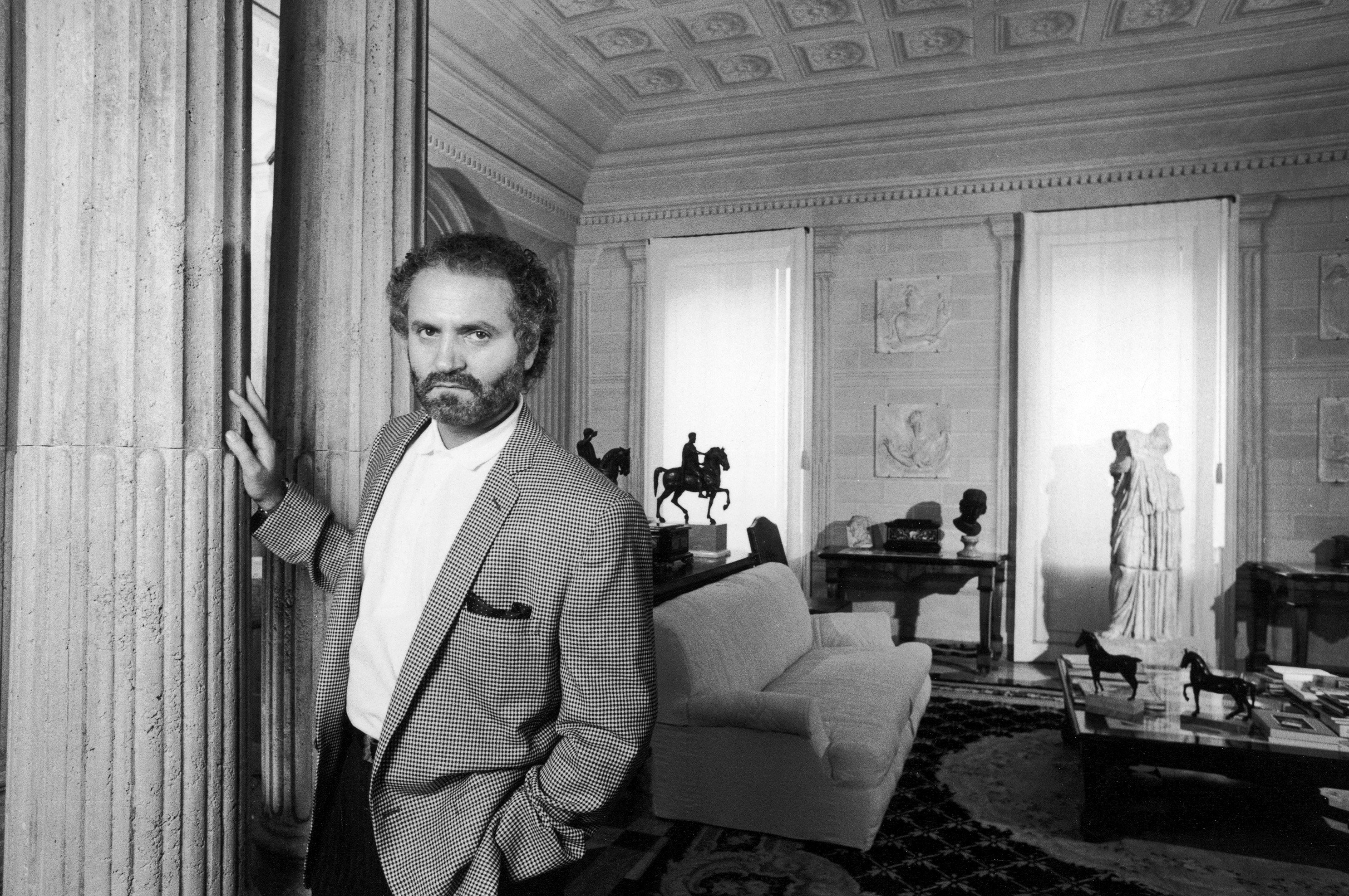 El diseñador Gianni Versace en su hogar. | Foto: Getty Images