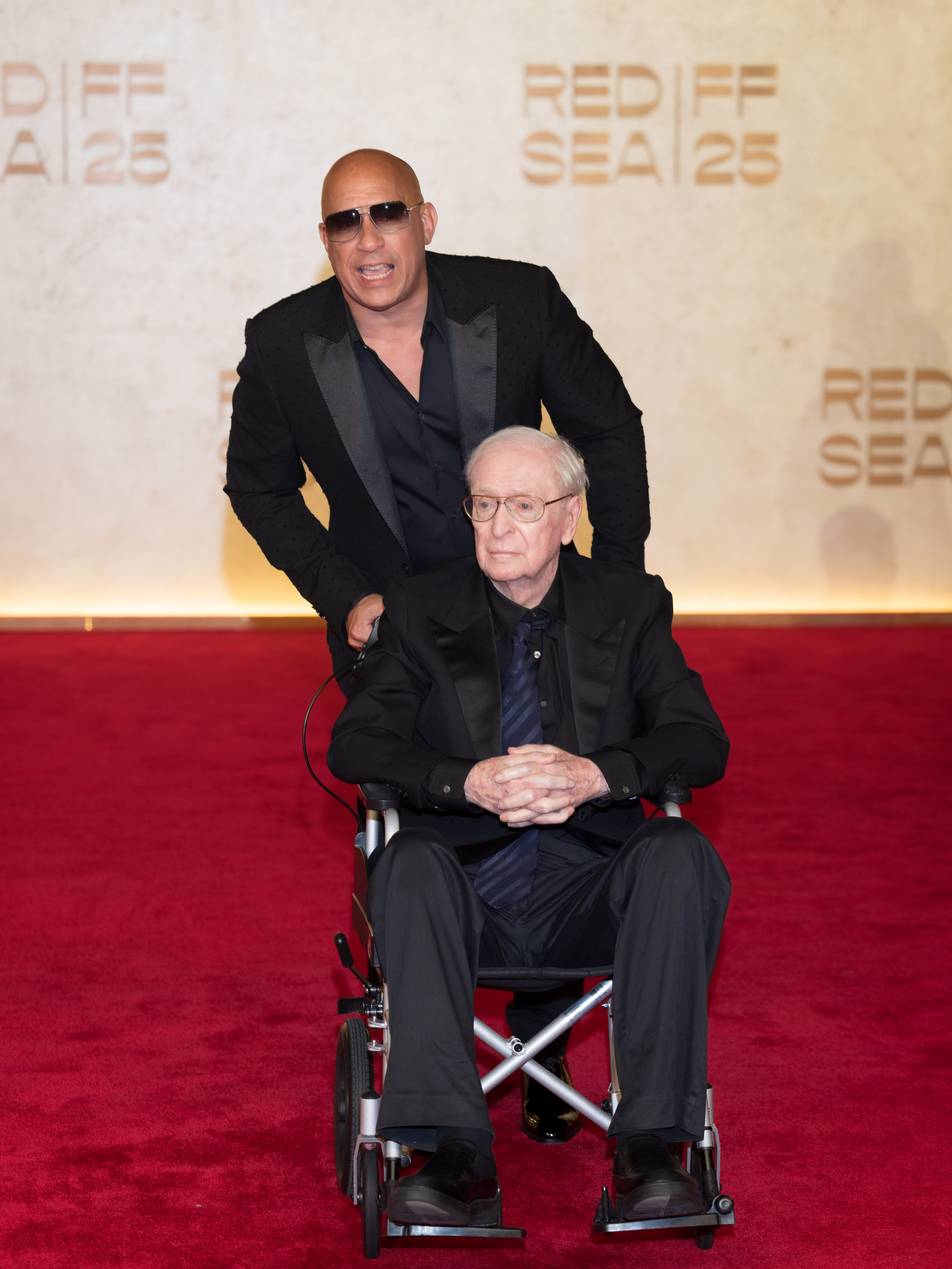 Vin Diesel y Michael Caine asisten a la Ceremonia de Inauguración del Festival Internacional de Cine del Mar Rojo 2025 el 04 de diciembre de 2025 en Jeddah, Arabia Saudí | Fuente: Getty Images