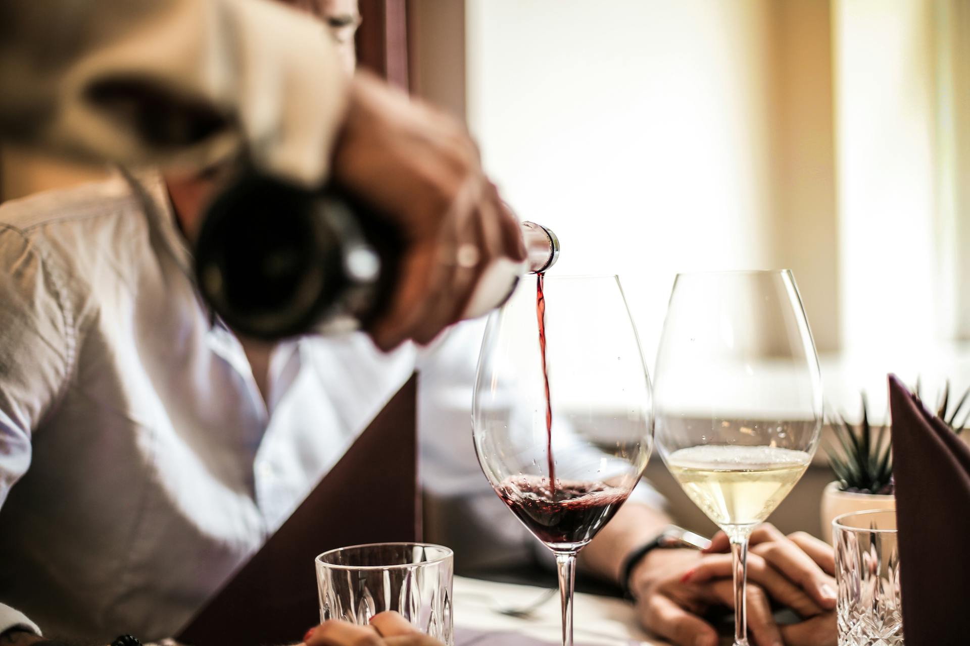 Una persona sirviendo vino en un restaurante | Foto: Pexels