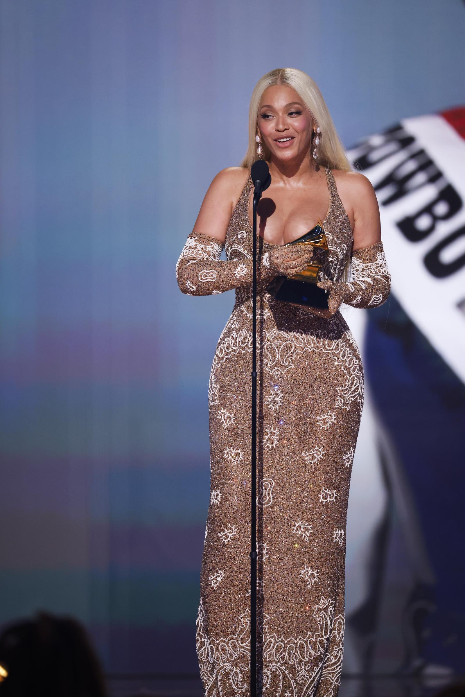 Beyoncé habla en el escenario de la 67 edición de los Premios Grammy en el Crypto.com Arena de Los Ángeles | Fuente: Getty Images