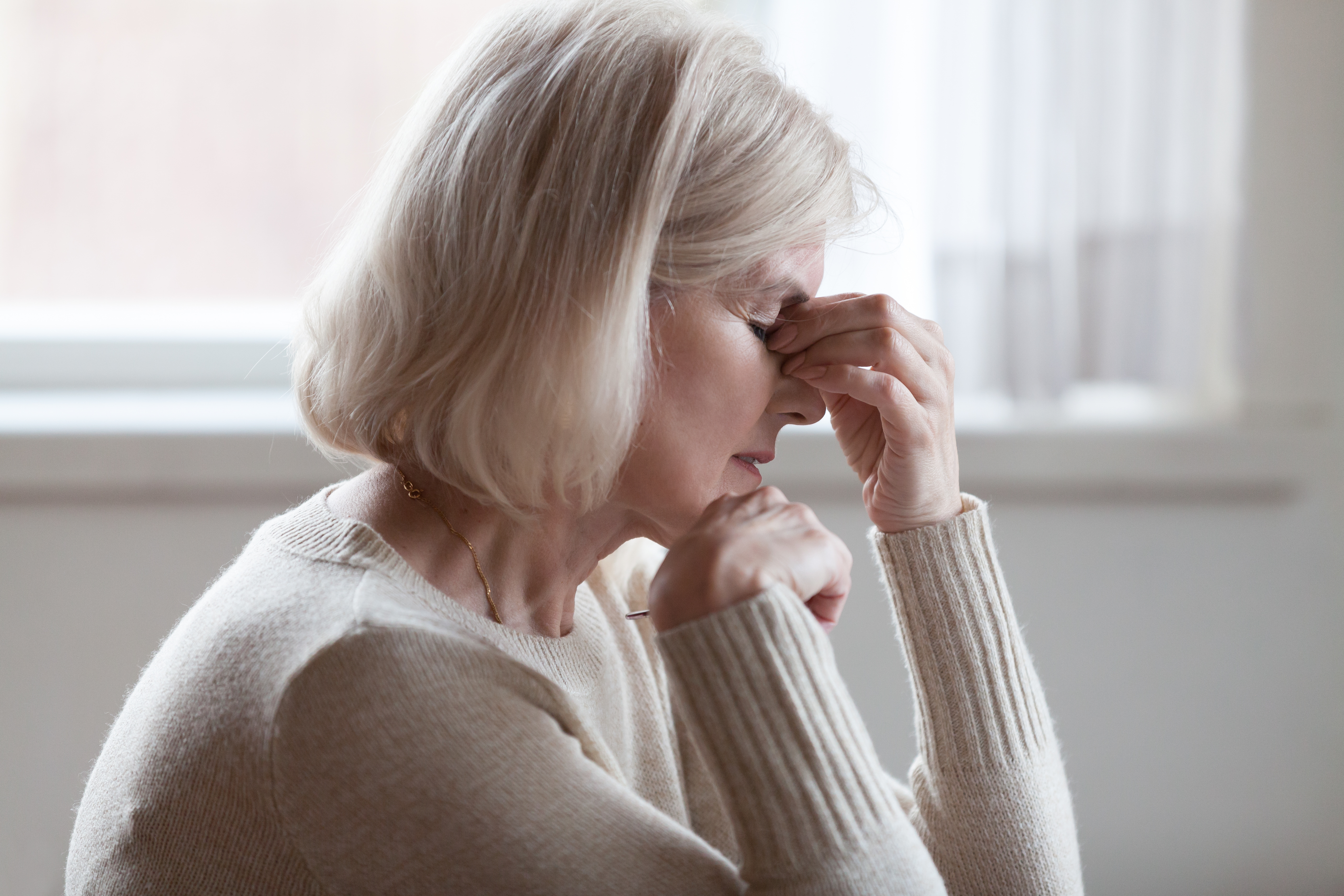 Una mujer de mediana edad estresada.│Foto: Shutterstock