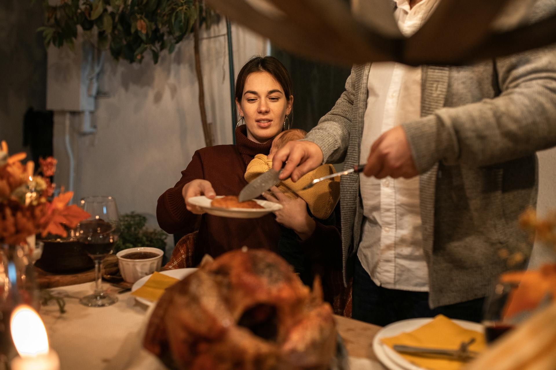 Una mujer en una mesa de Acción de Gracias | Fuente: Pexels