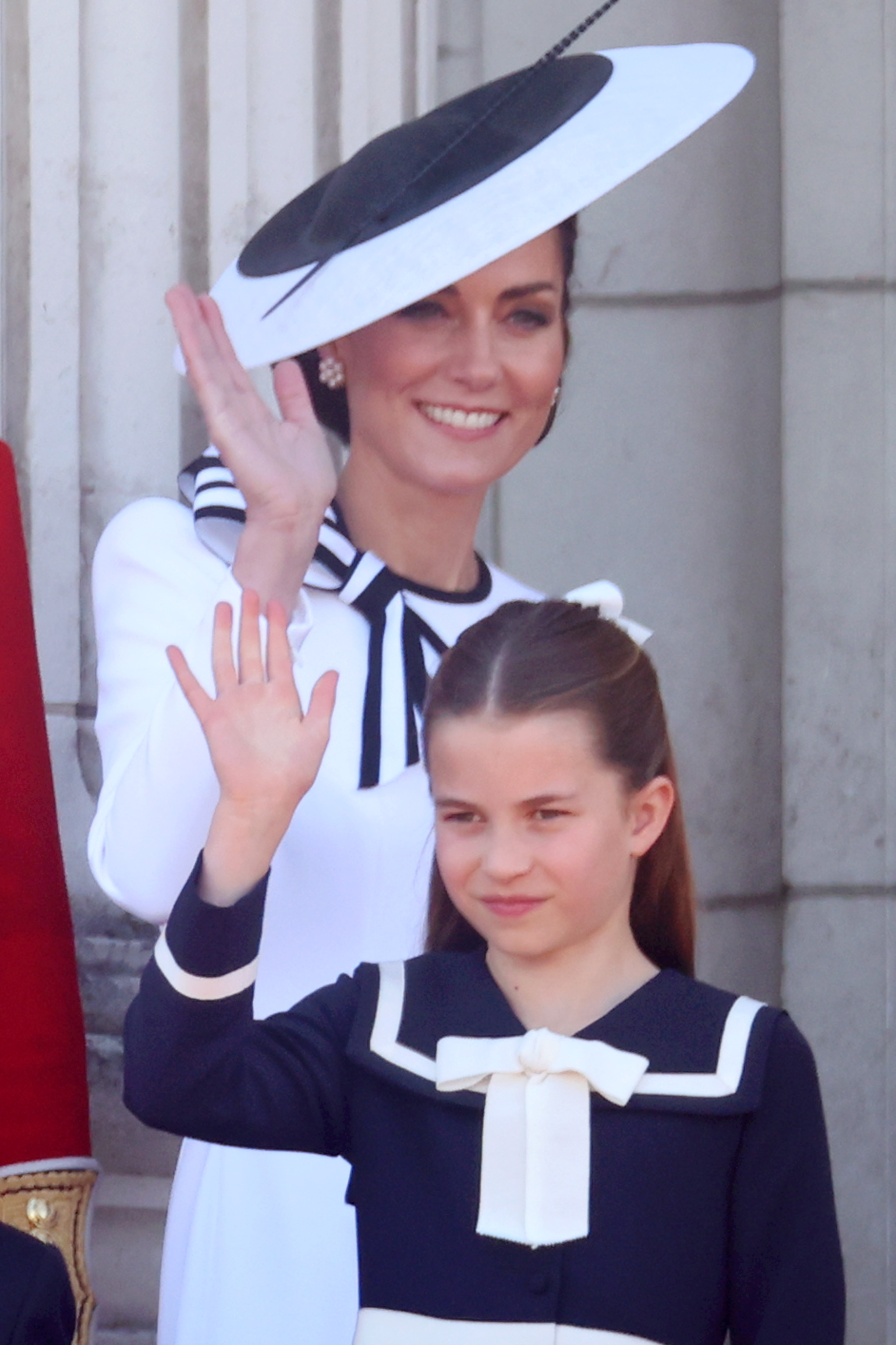 La princesa Charlotte de Gales y Catherine, princesa de Gales, durante la Jura de Bandera en el Palacio de Buckingham en Londres, Inglaterra, el 15 de junio de 2024. | Fuente: Getty Images