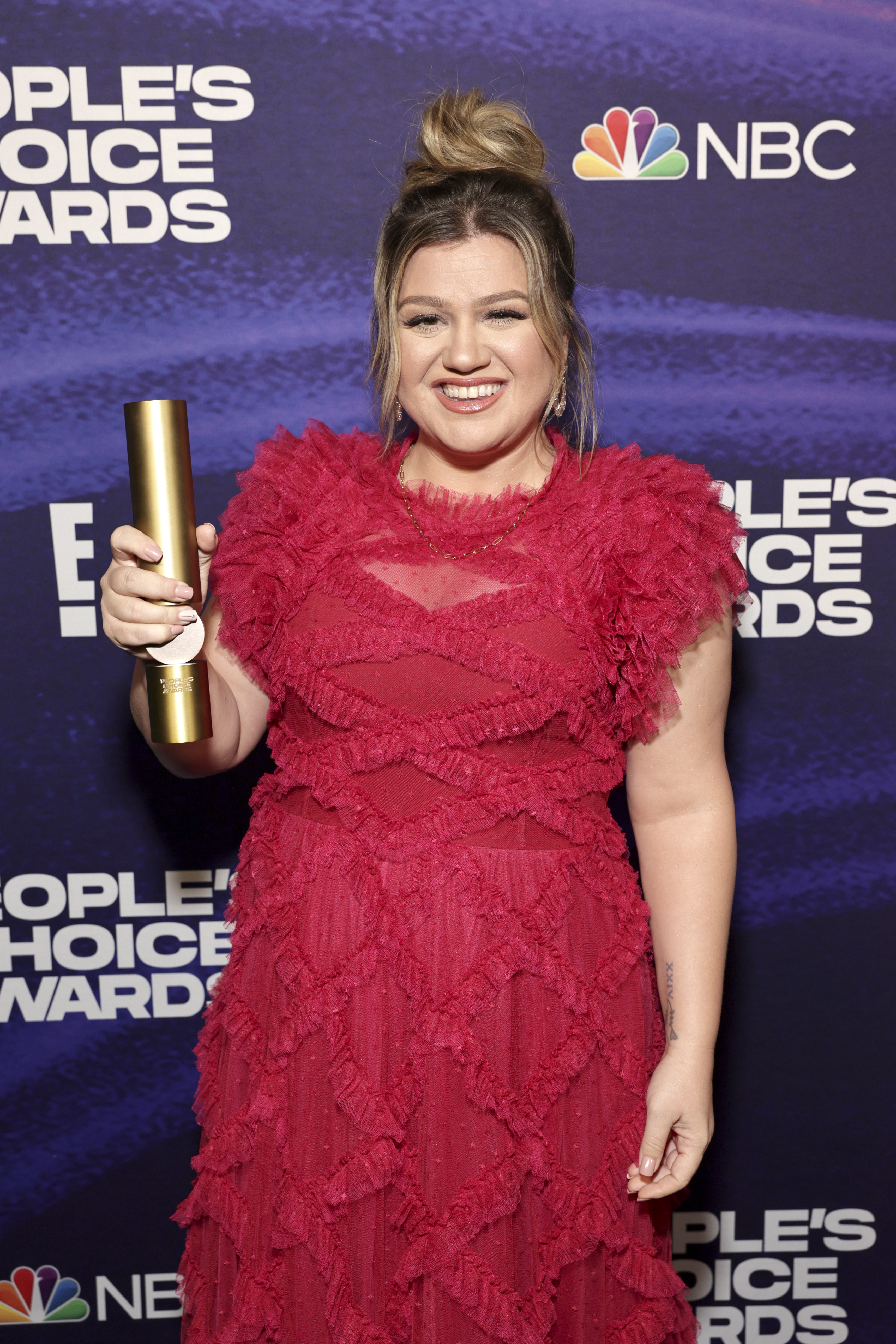 Kelly Clarkson posa entre bastidores durante los People's Choice Awards 2022 en el Barker Hangar el 6 de diciembre de 2022 en Santa Mónica, California. | Foto: Getty Images