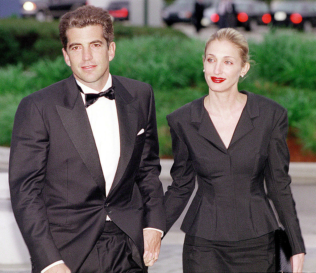 John F. Kennedy, Jr. y Carolyn Bessette Kennedy llegan a la cena anual de la John F. Kennedy Library Foundation y a los premios Profiles in Courage el 23 de mayo de 1999 en Boston, Massachusetts | Fuente: Getty Images