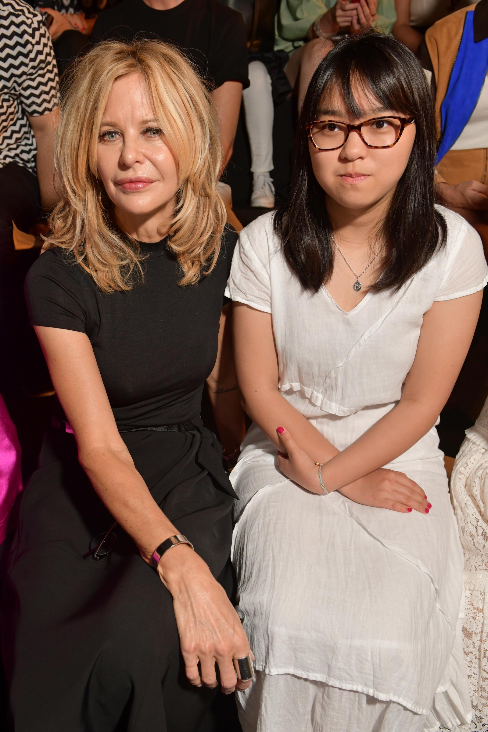 Meg Ryan y Daisy True Ryan en la Semana de la Moda de Alta Costura Otoño Invierno 2019 el 1 de julio de 2019 París, Francia. | Fuente: Getty Images