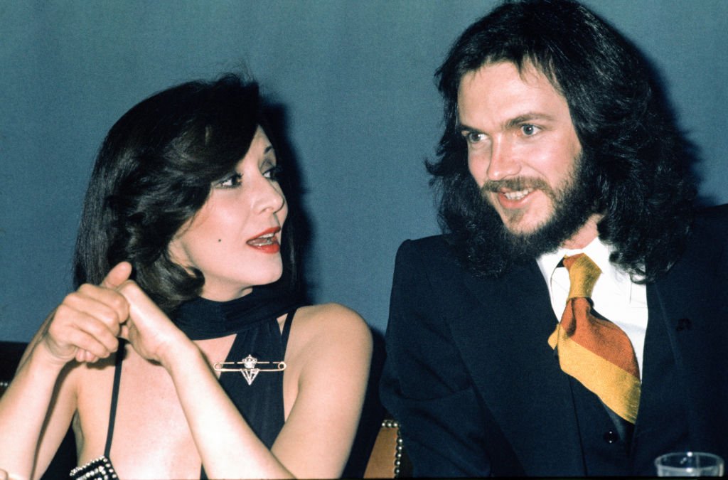 El cantante español Camilo Sesto con la actriz española Concha Velasco. 1975, en Madrid, España. | Foto: Getty Images