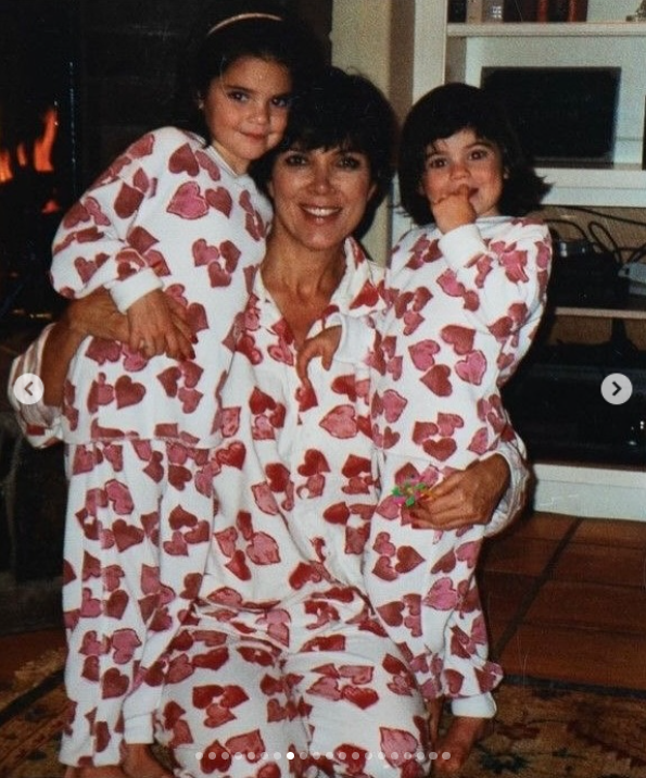 Kris Jenner posa con sus hijas, que llevan pijamas a juego con estampado de corazones, y las abraza a ambas para hacerse una divertida foto familiar. | Fuente: Instagram/krisjenner