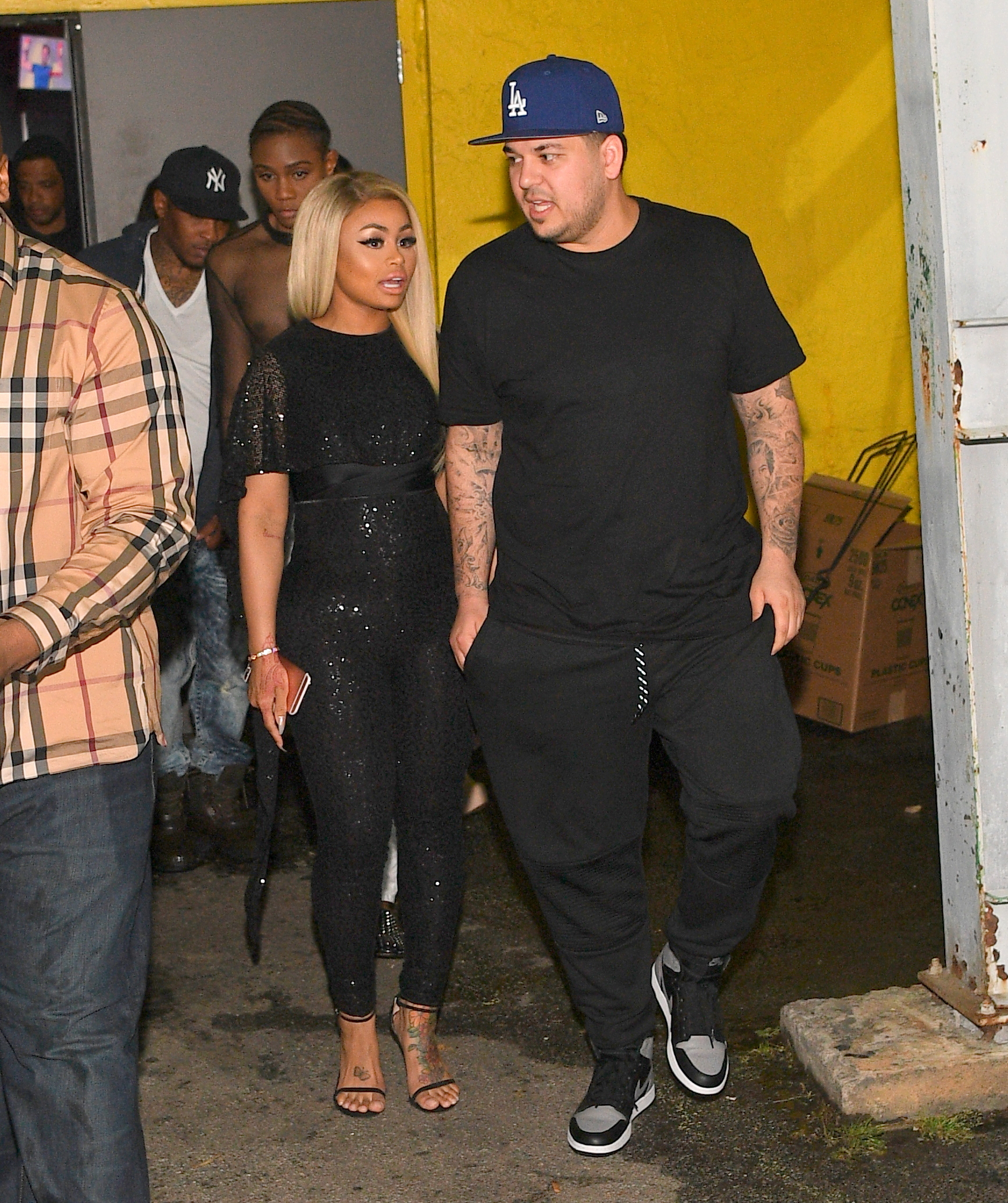 En 2016, Rob Kardashian fue fotografiado saliendo de un local junto a su entonces prometida, Blac Chyna. Su relación supuso un periodo de reapariciones públicas para Rob, que ya había hablado anteriormente de sus problemas para sentirse seguro con su cuerpo. | Fuente: Getty Images.