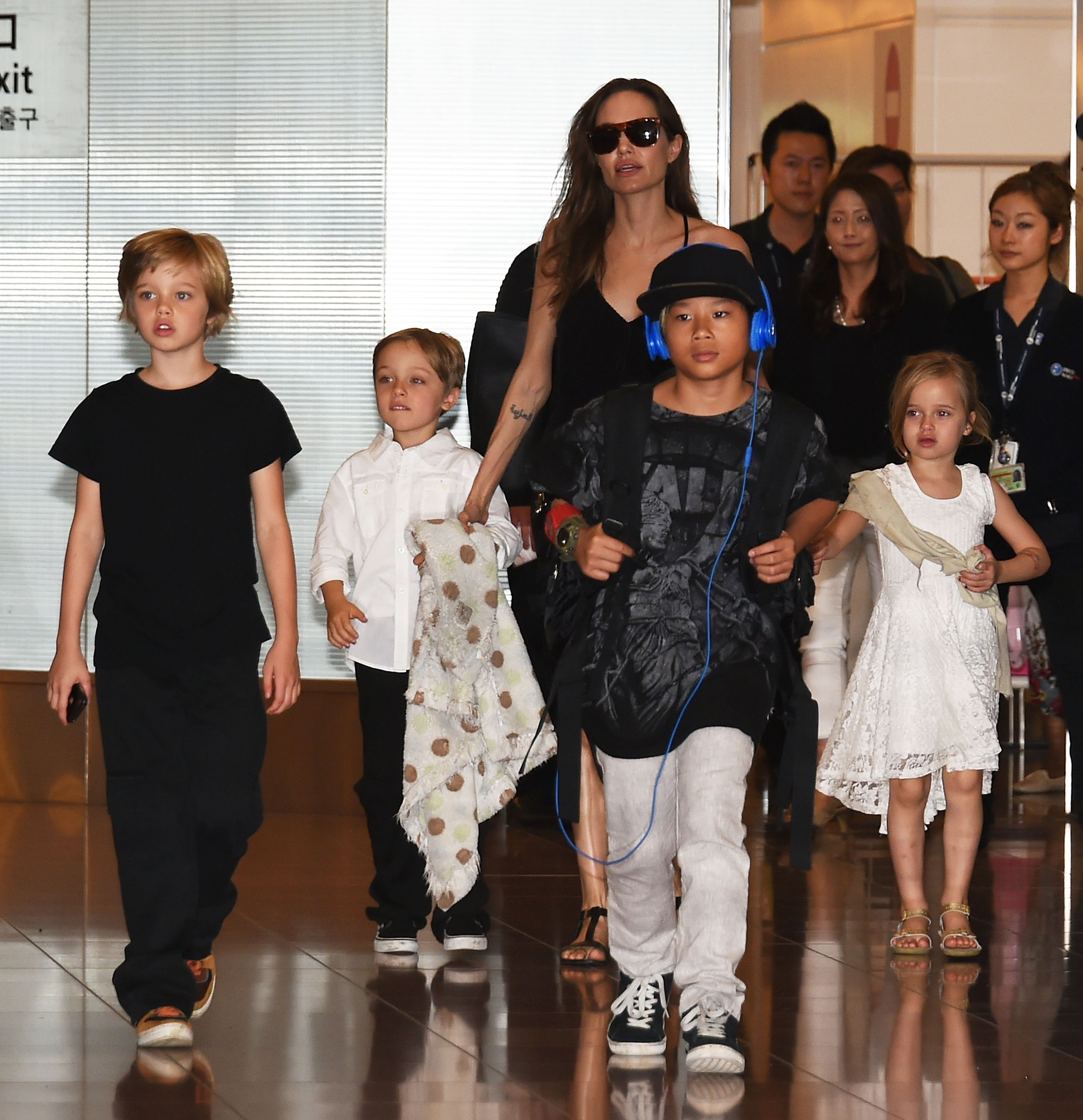Shiloh Jolie-Pitt, Knox Jolie-Pitt, Angelina Jolie, Pax Jolie-Pitt y Vivienne Jolie-Pitt en el aeropuerto de Haneda, el 21 de junio de 2014 en Tokio, Japón. | Foto: Getty Images