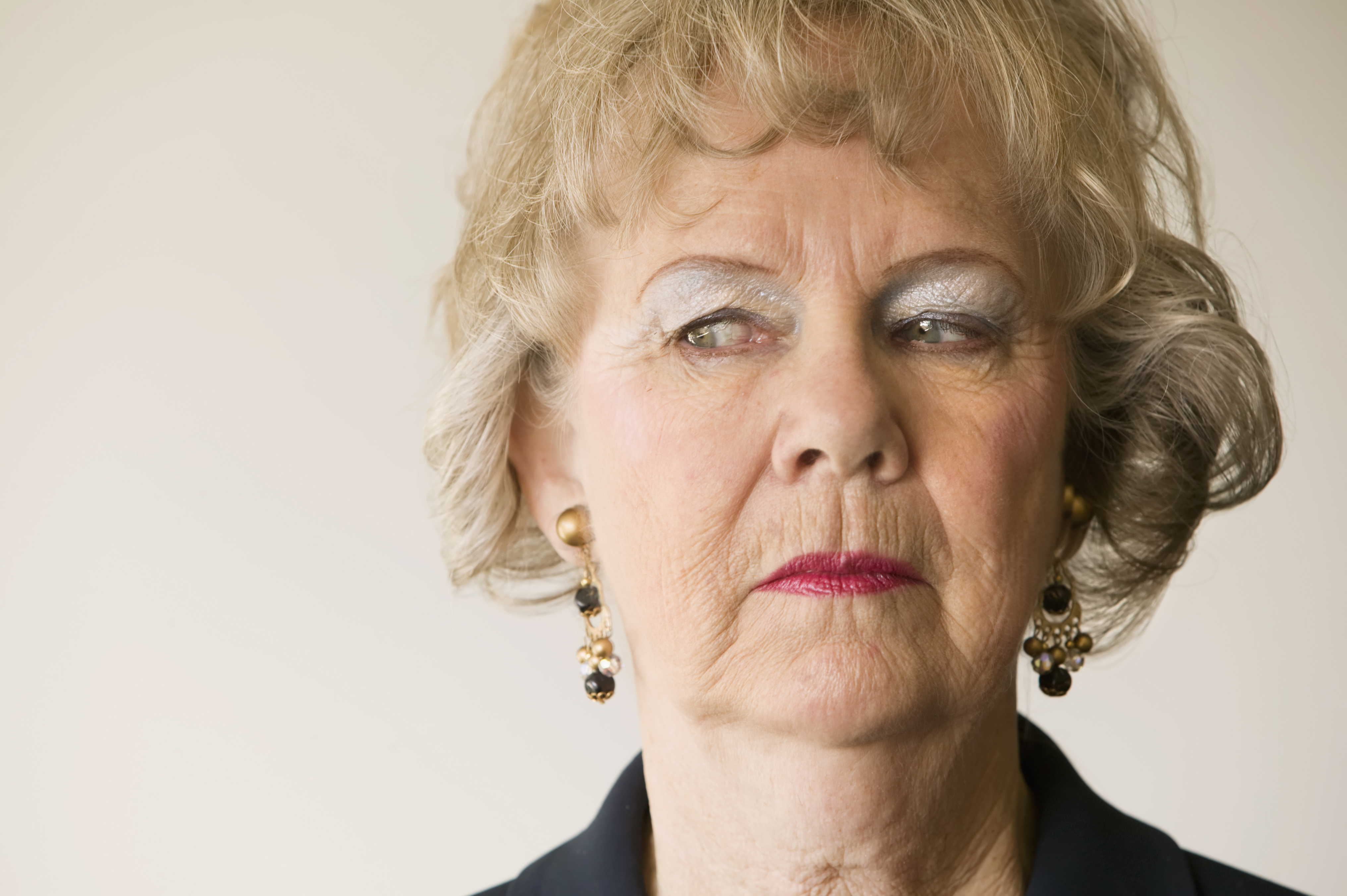 Una anciana enfadada mirando de reojo | Fuente: Shutterstock