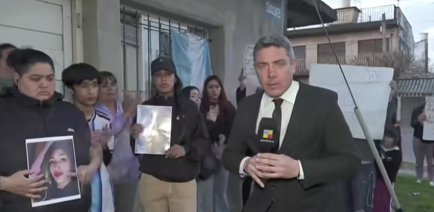Familiares y vecinos de la víctima en la puerta de su casa | Fuente: Facebook/AmericaTV