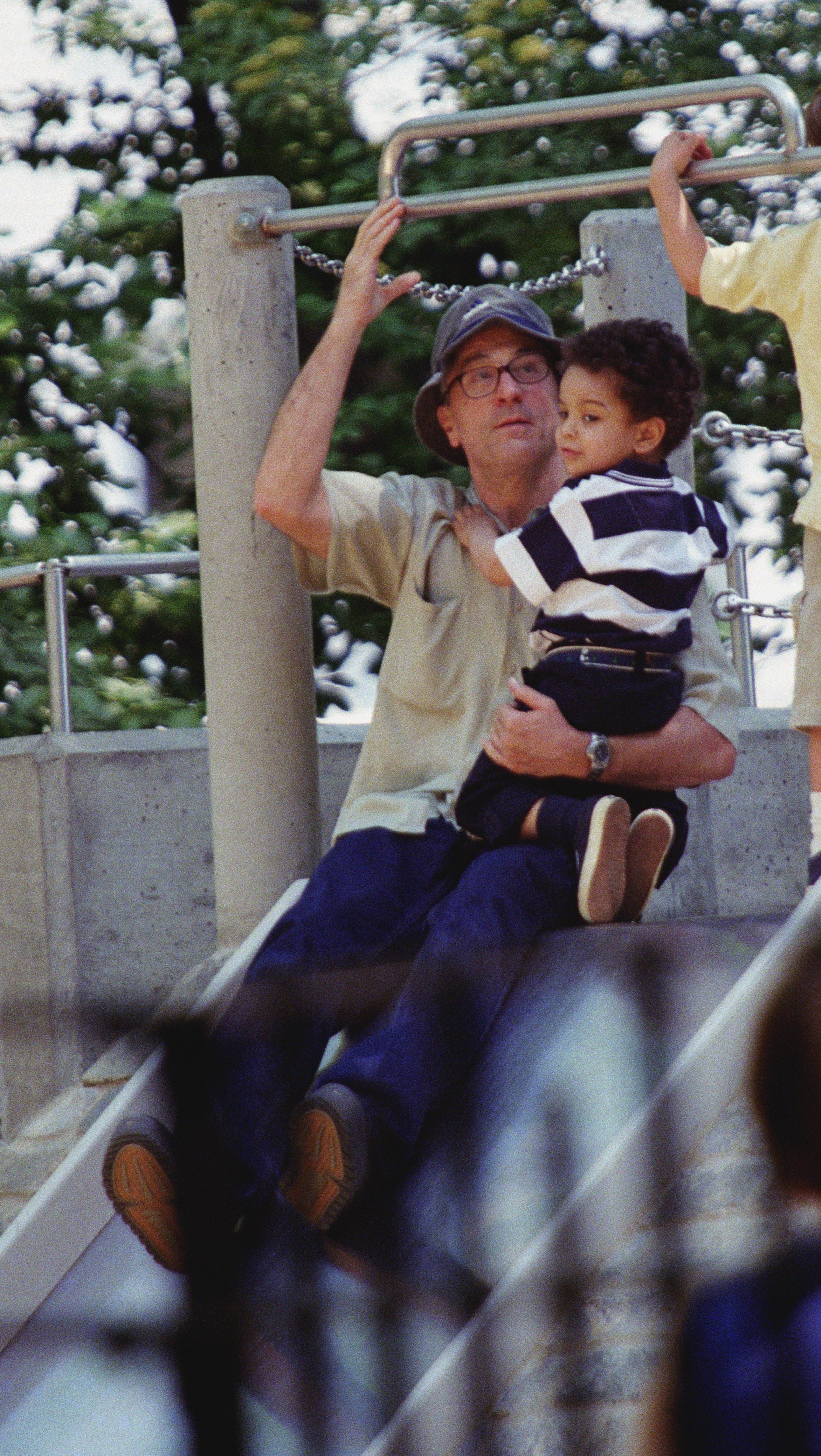 Robert De Niro y su hijo Elliot en Sliding Pond, Central Park, Nueva York. | Foto: Getty Images