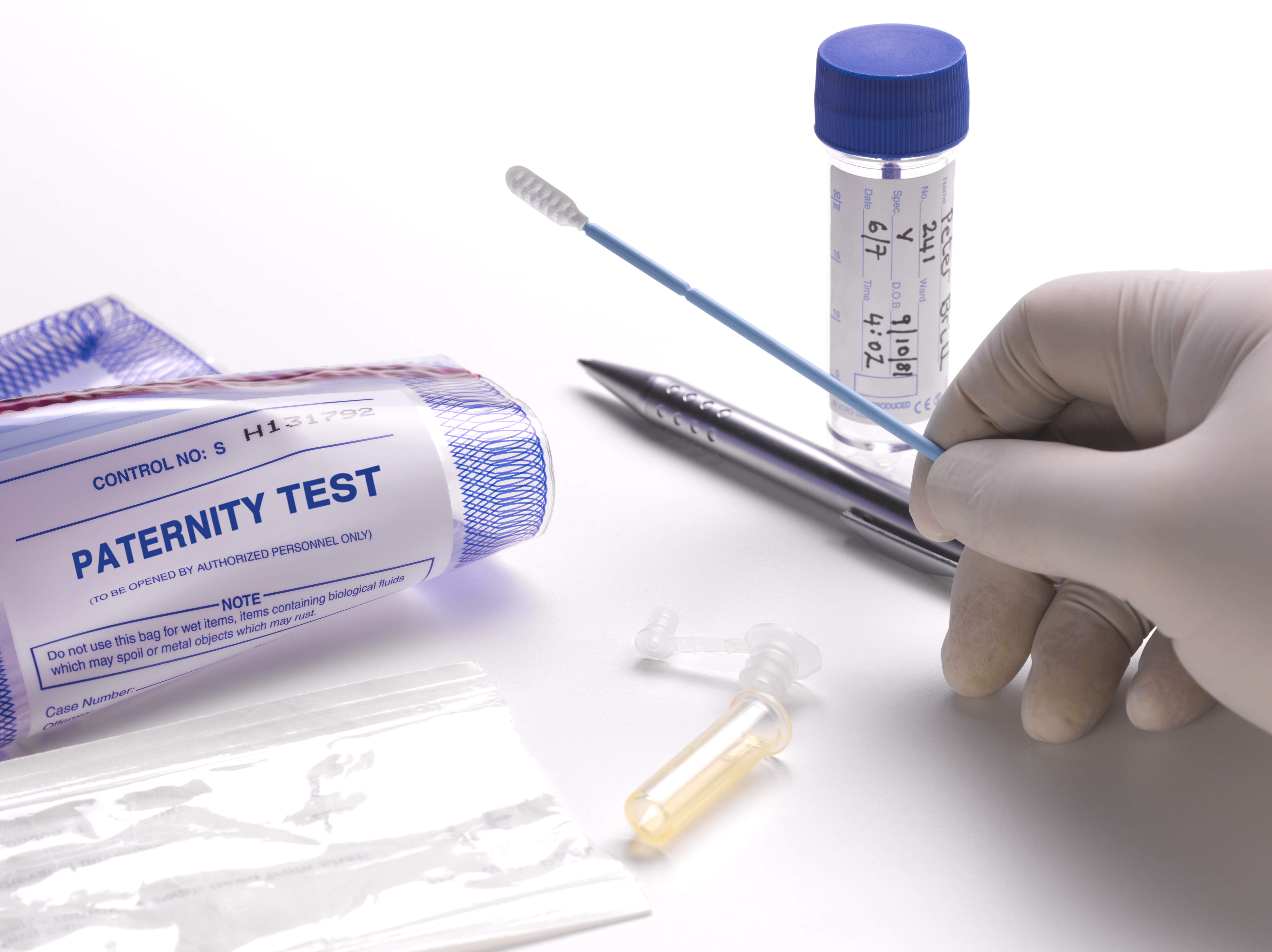 Tomando una muestra de ADN para una prueba de paternidad | Foto: Getty Images