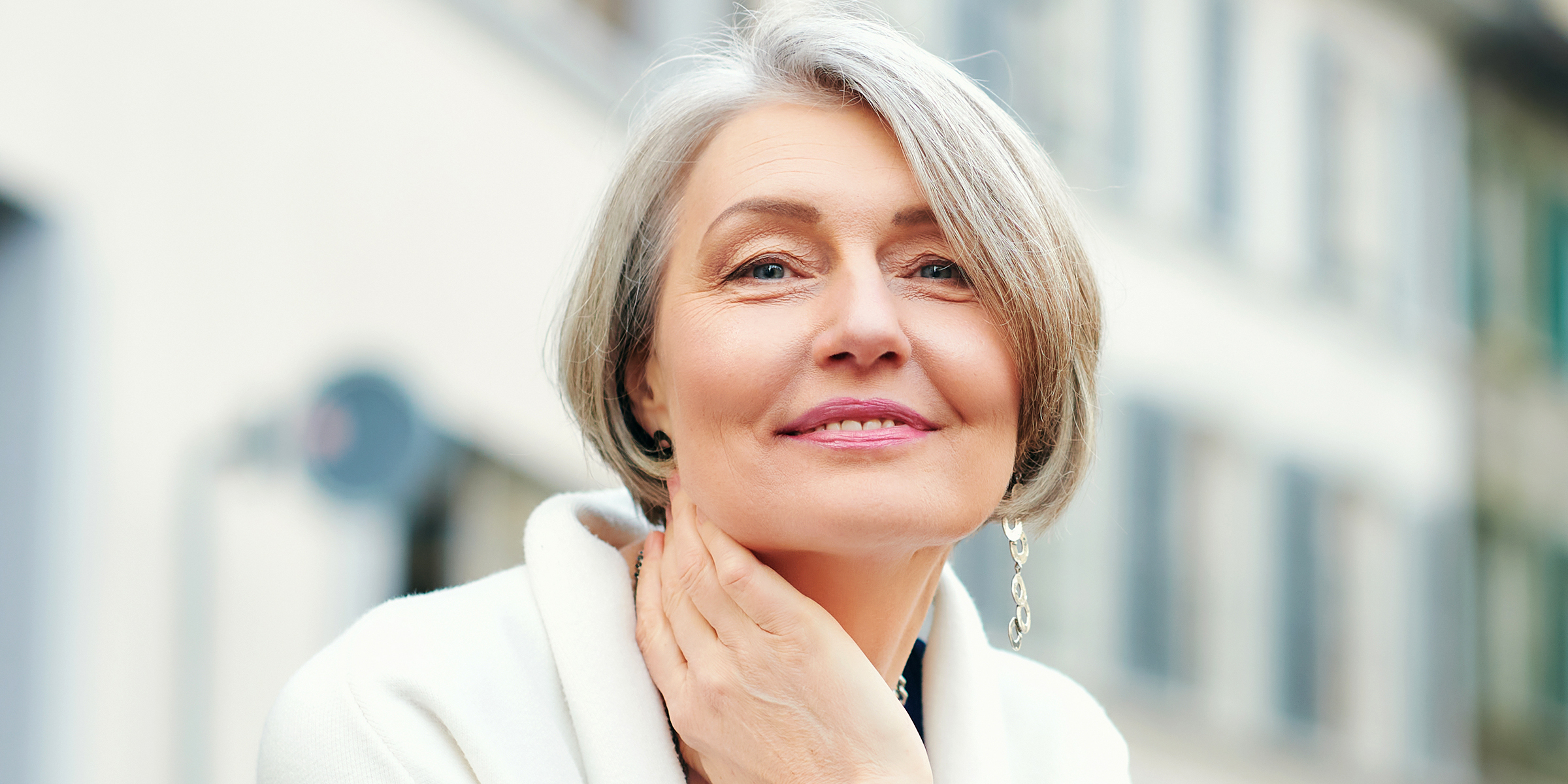 Una mujer madura con estilo | Fuente: Shutterstock