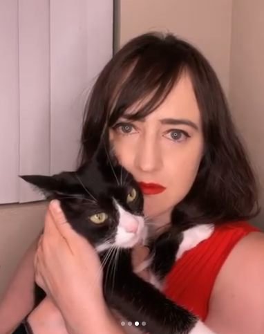 Mara Wilson posando con su gato, fechada el 4 de agosto de 2023 | Fuente: Instagram/marawilson