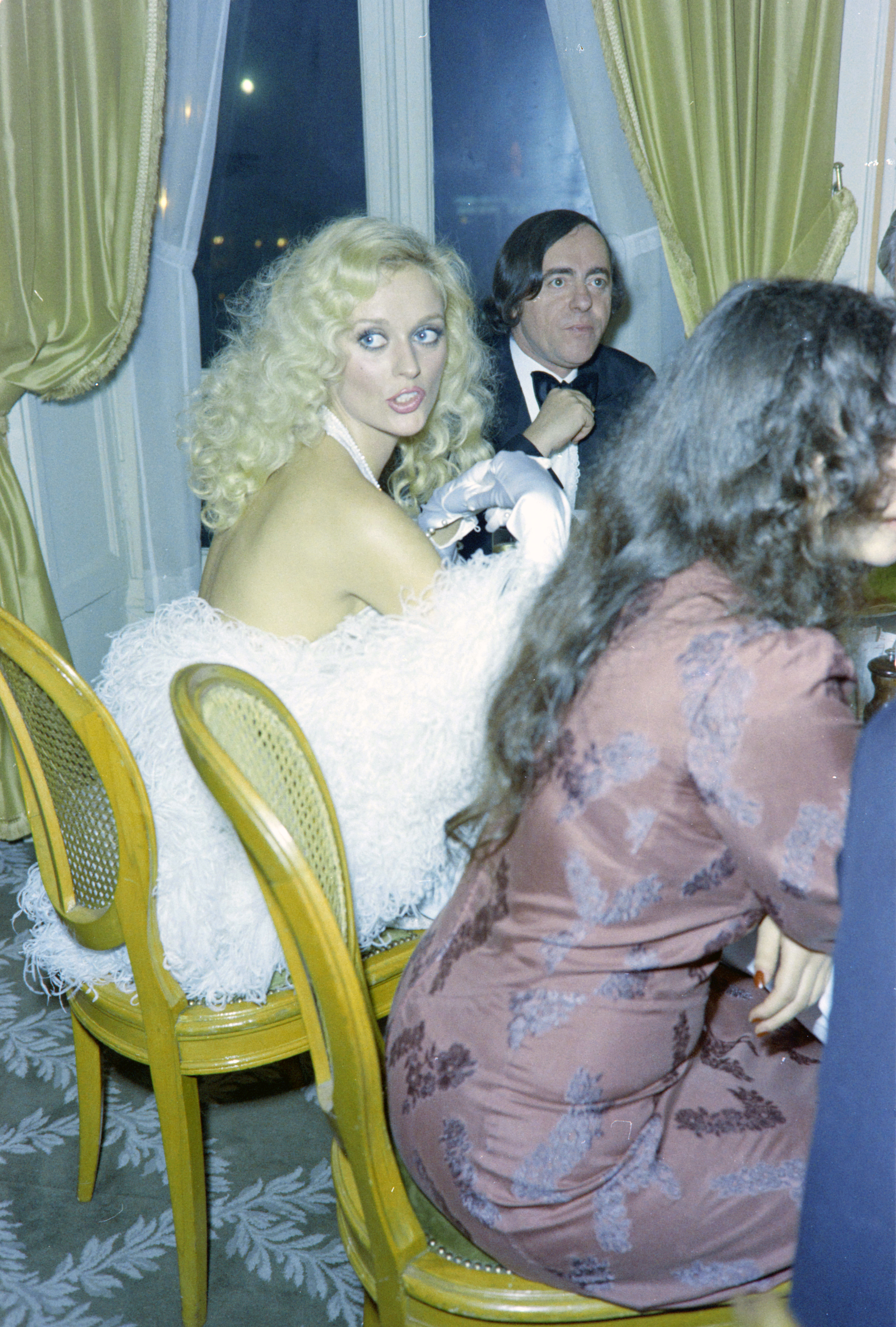 La actriz en el estreno mundial de "Los Tres Mosqueteros" el 14 de diciembre de 1973 en París, Francia. | Fuente: Getty Images