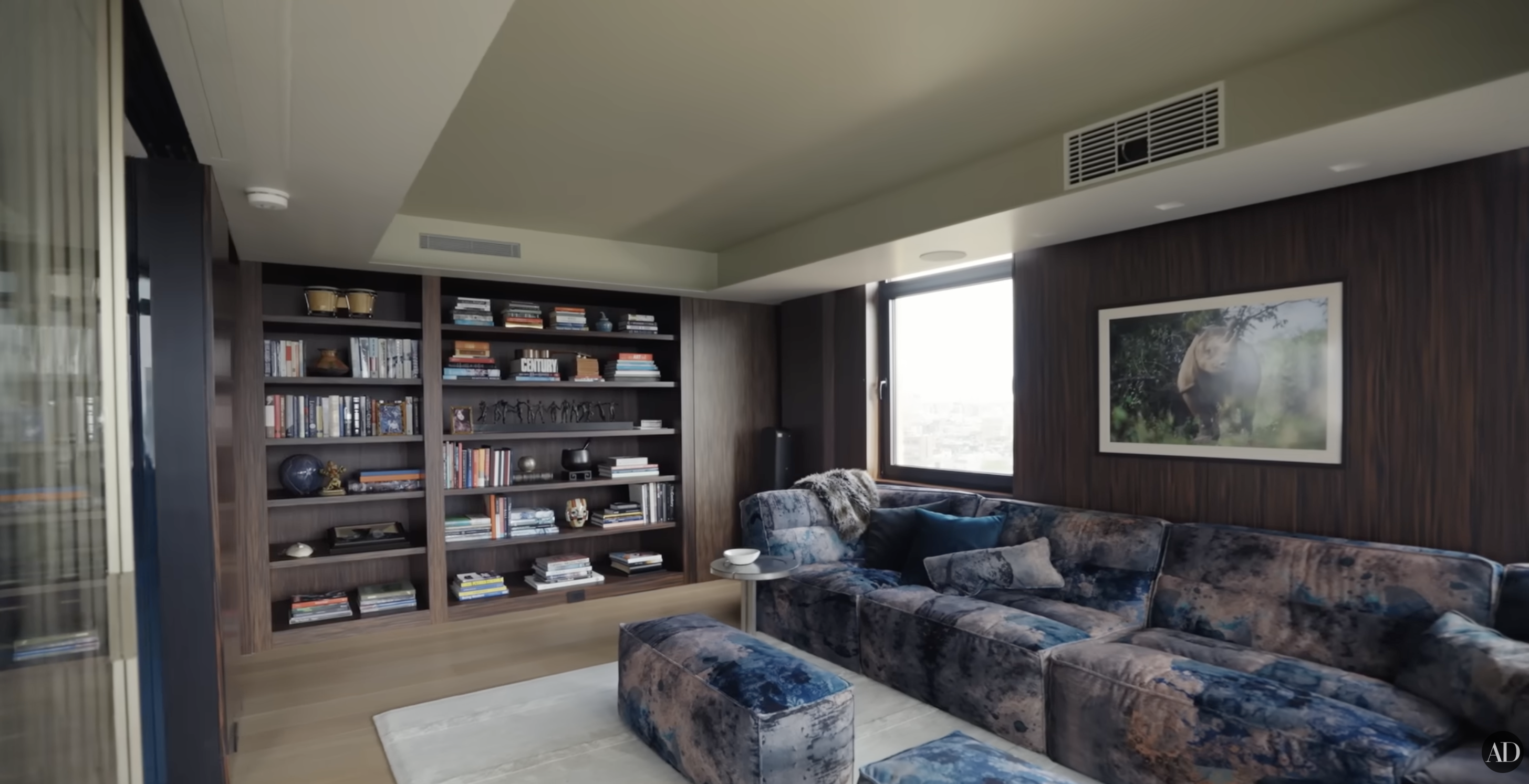 Estudio/sala de estar de Christopher Meloni | Fuente: YouTube/Architectural Digest