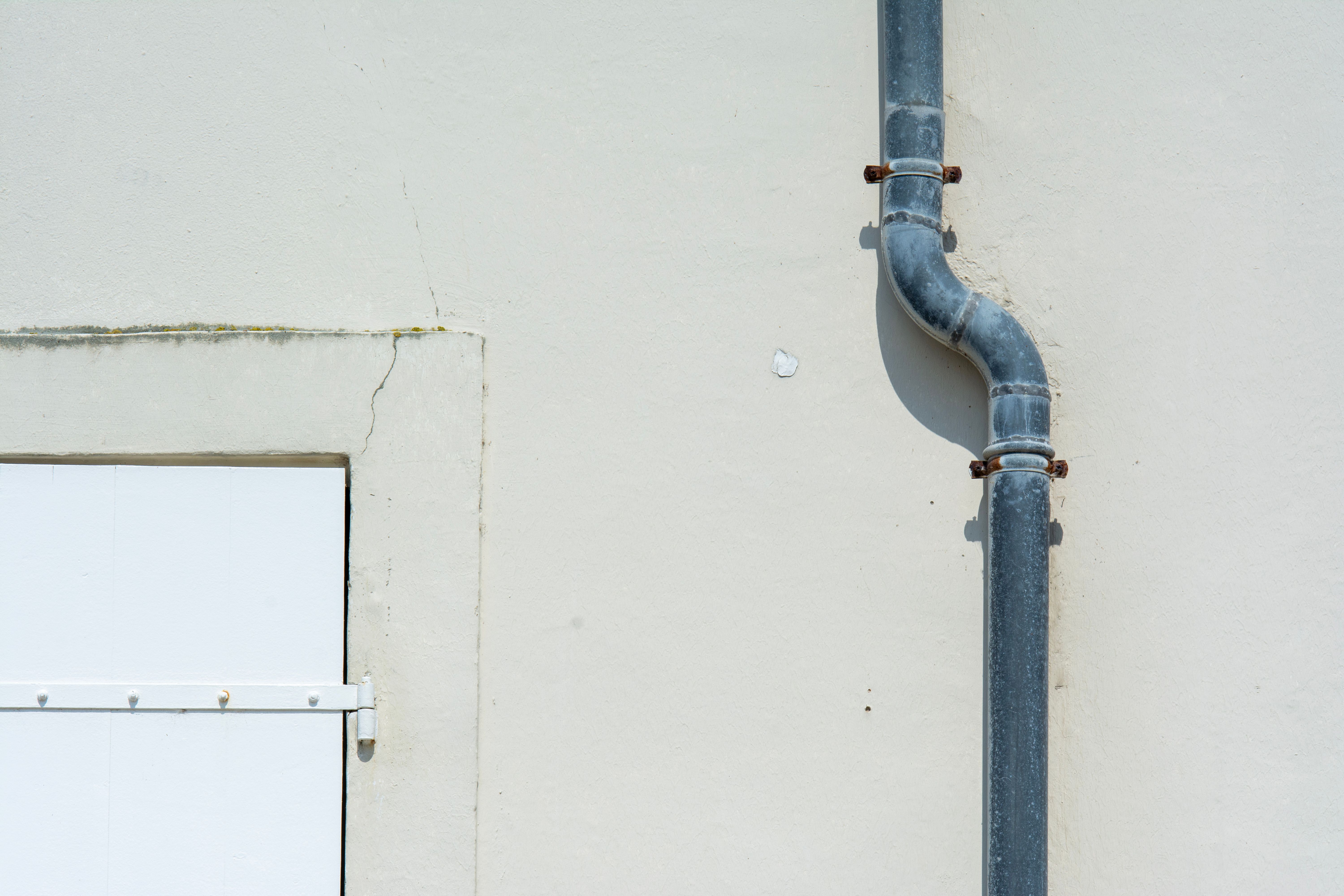Tubo de desagüe metálico gris | Fuente: Pexels