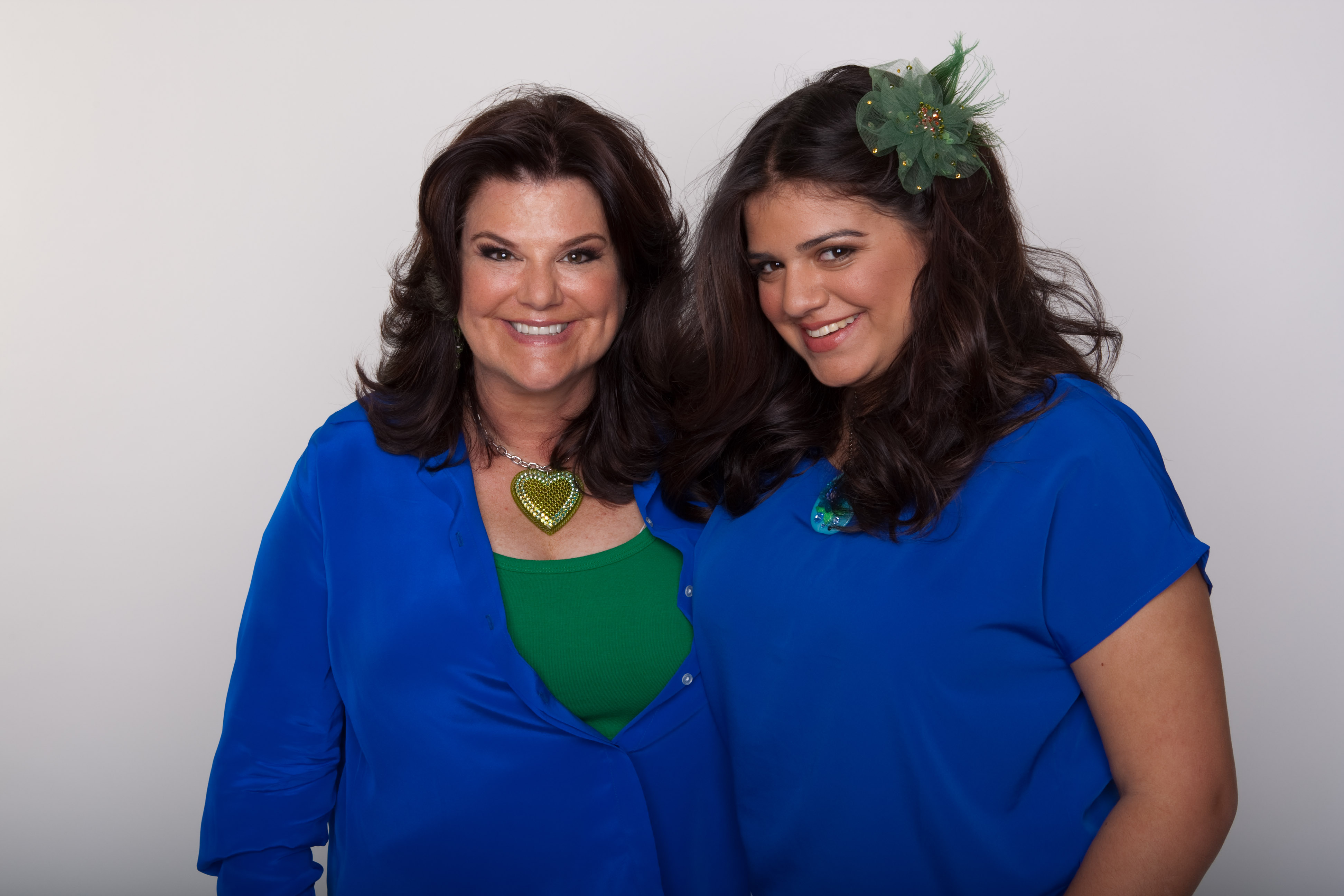 Ann Serrano y Mayan López en la Sesión Nacional de Celebridades Azul y Verde de Dona Vida el 9 de abril de 2012, en Los Ángeles, California. | Fuente: Getty Images