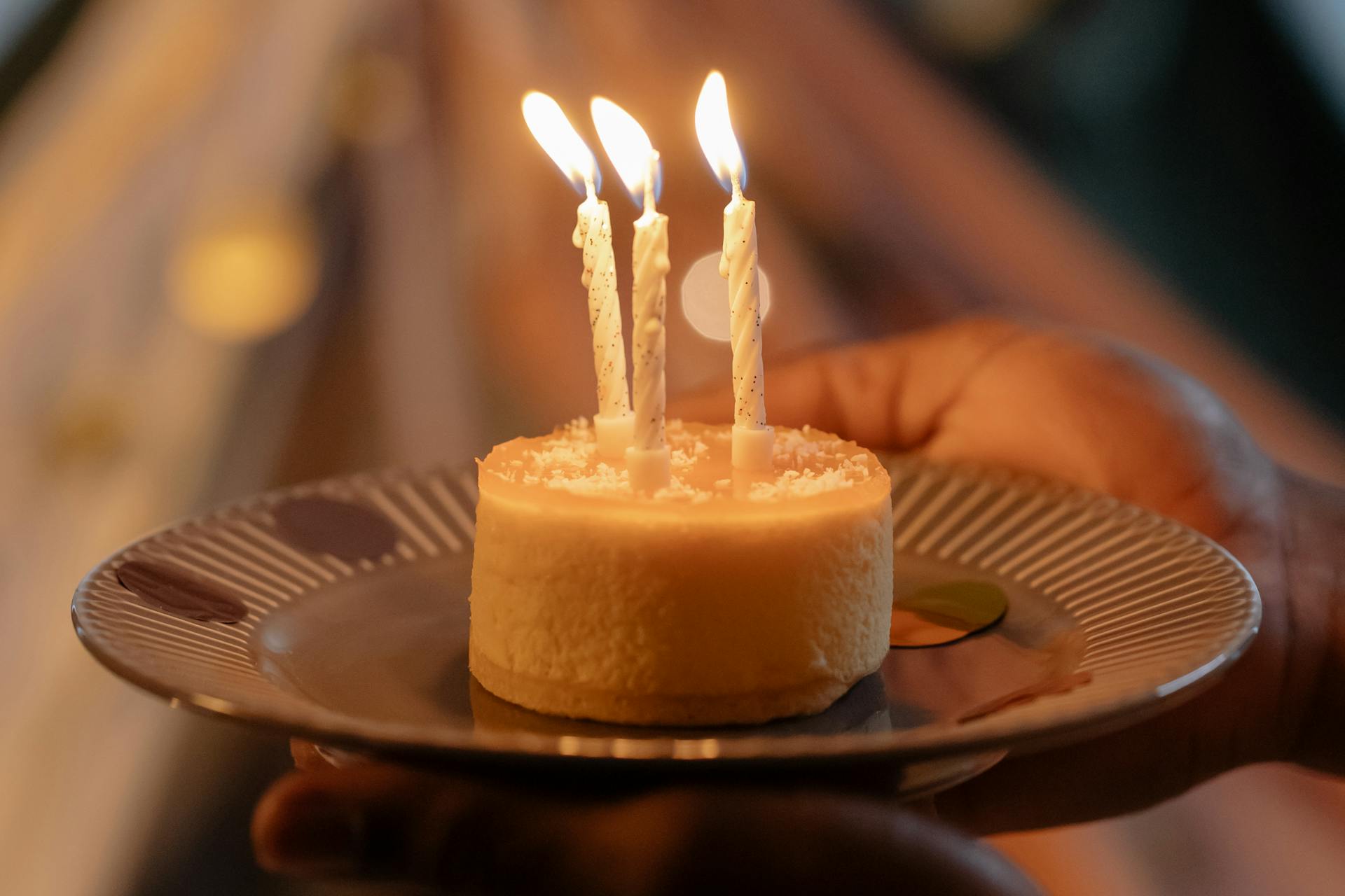 Un pequeño Pastel con velas | Fuente: Pexels