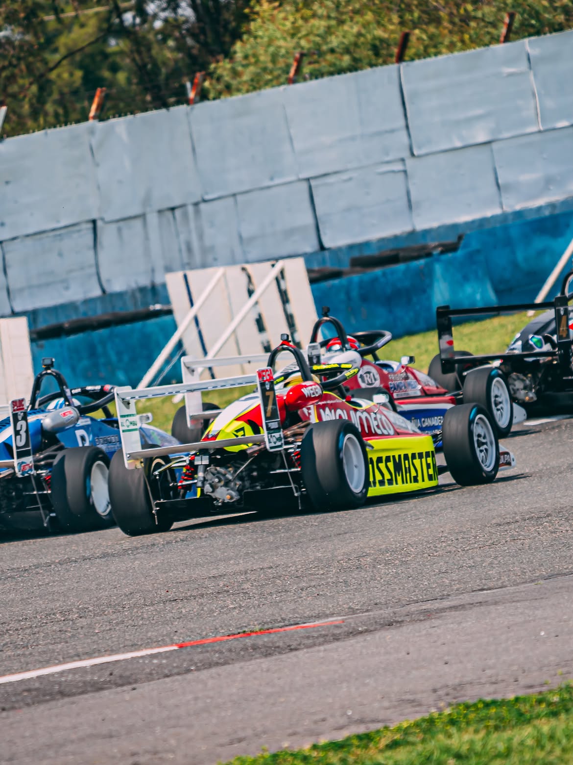 Malek El Bacha compartió fotos celebrando su triunfo como piloto de la Fórmula 3 Metropolitana en una competencia disputada en la ciudad de Rosario, provincia de Santa Fe | Fuente: Instagram/elbacha._