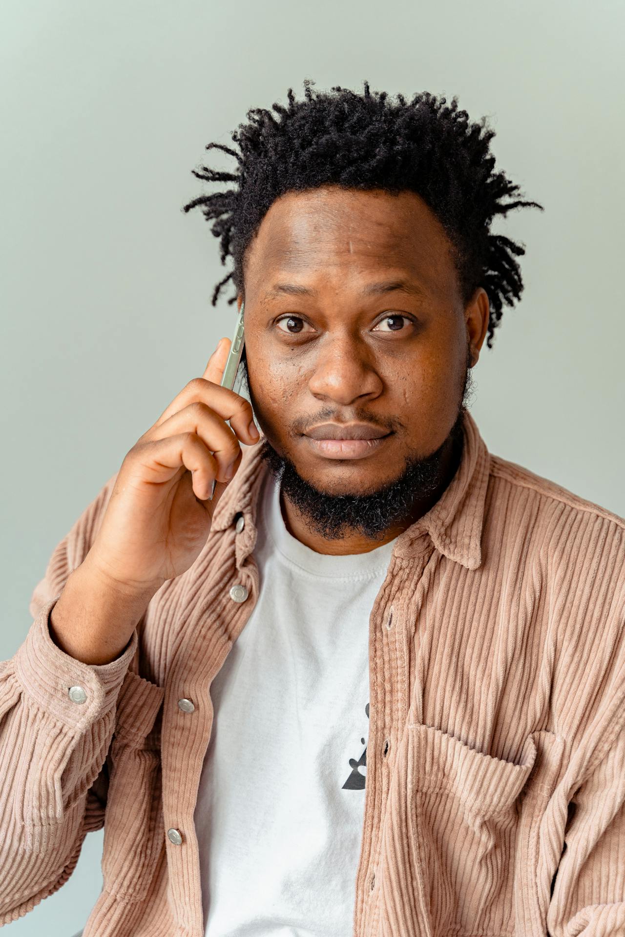 Un hombre molesto hablando por teléfono | Fuente: Pexels