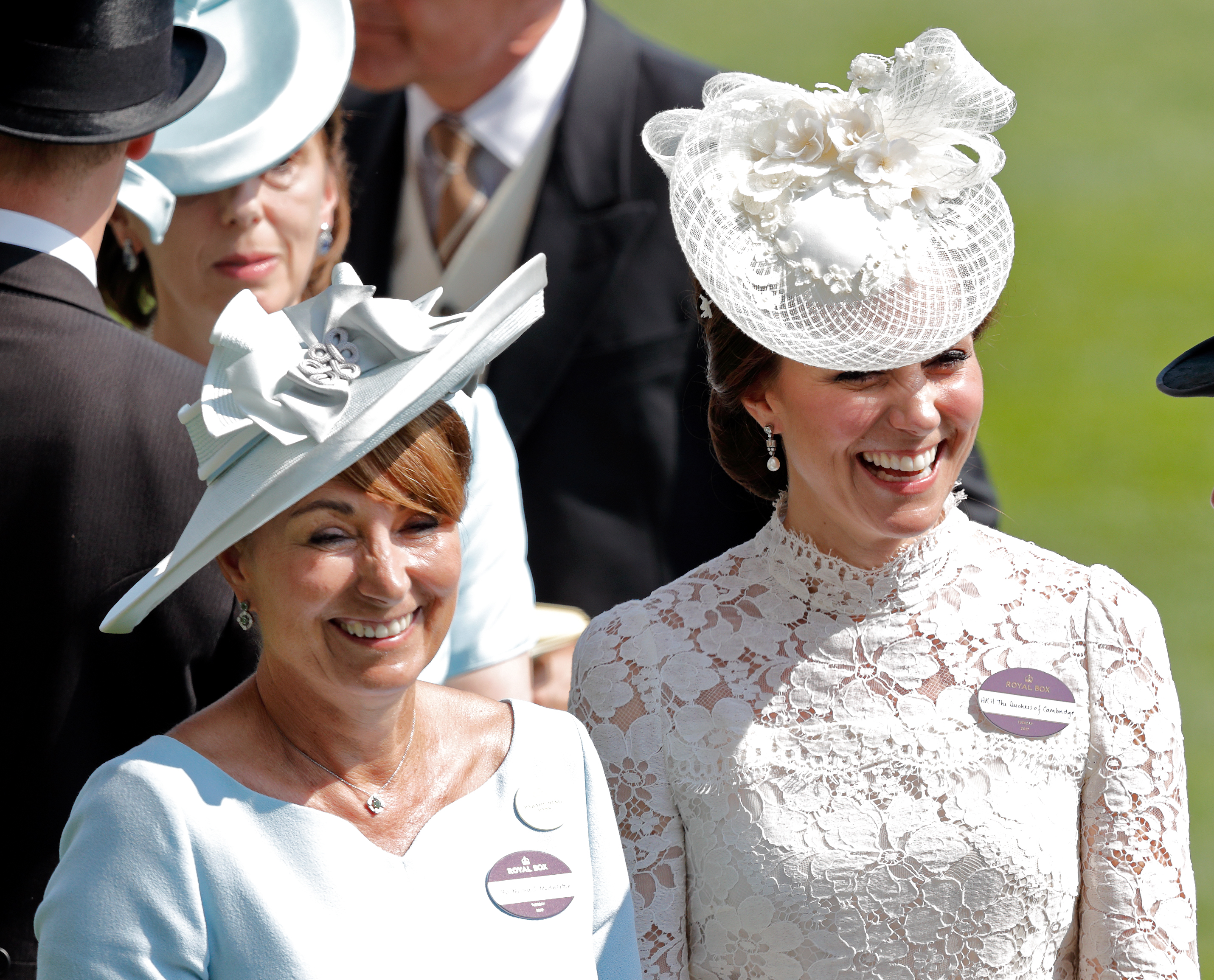 Carole Middleton y Catherine, duquesa de Cambridge, asisten al primer día del Royal Ascot en Ascot, Inglaterra, el 20 de junio de 2017 | Fuente: Getty Image