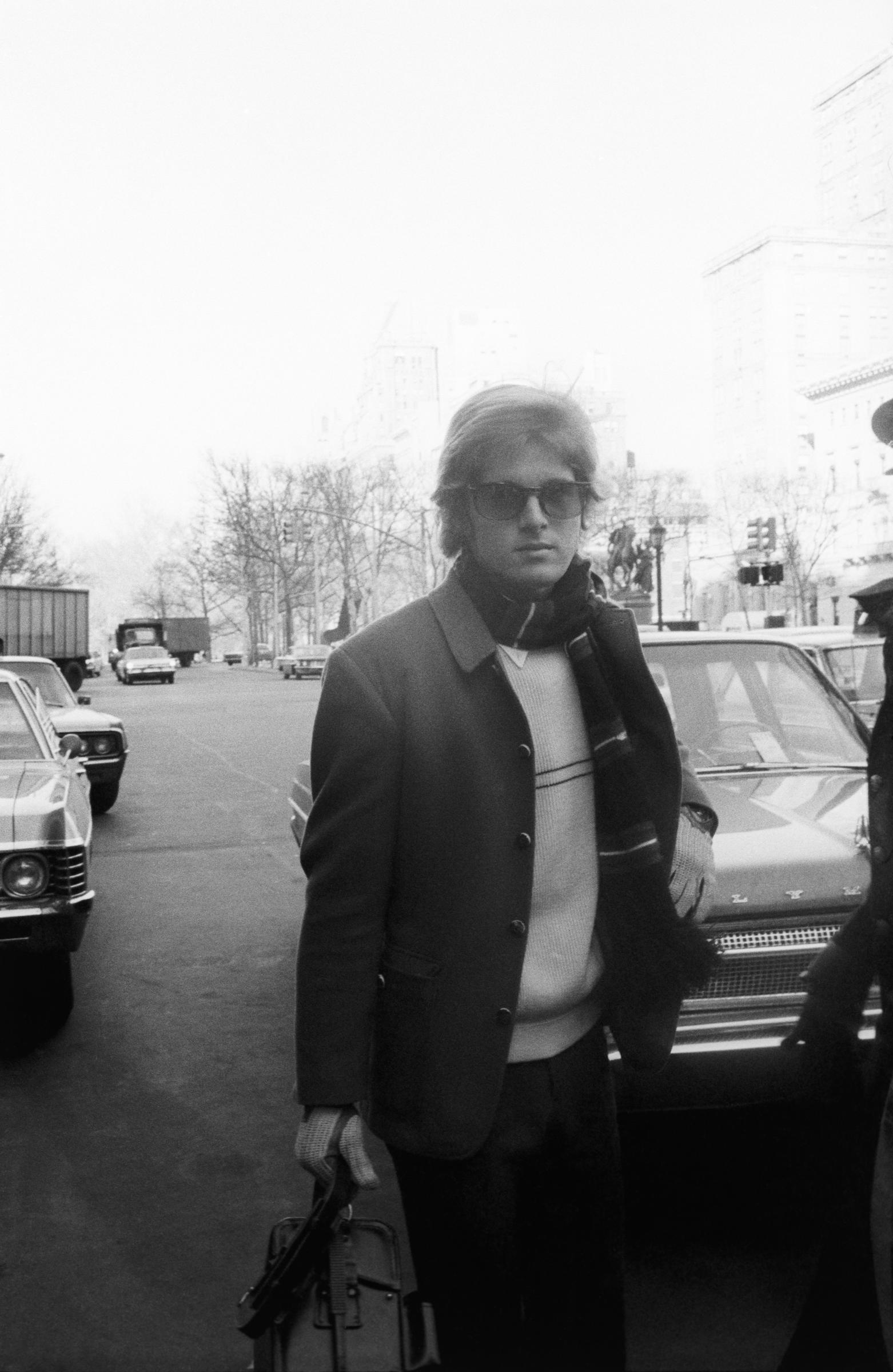 Desi Arnaz Jr. fotografiado en la calle, hacia 1970, en Nueva York | Fuente: Getty Images