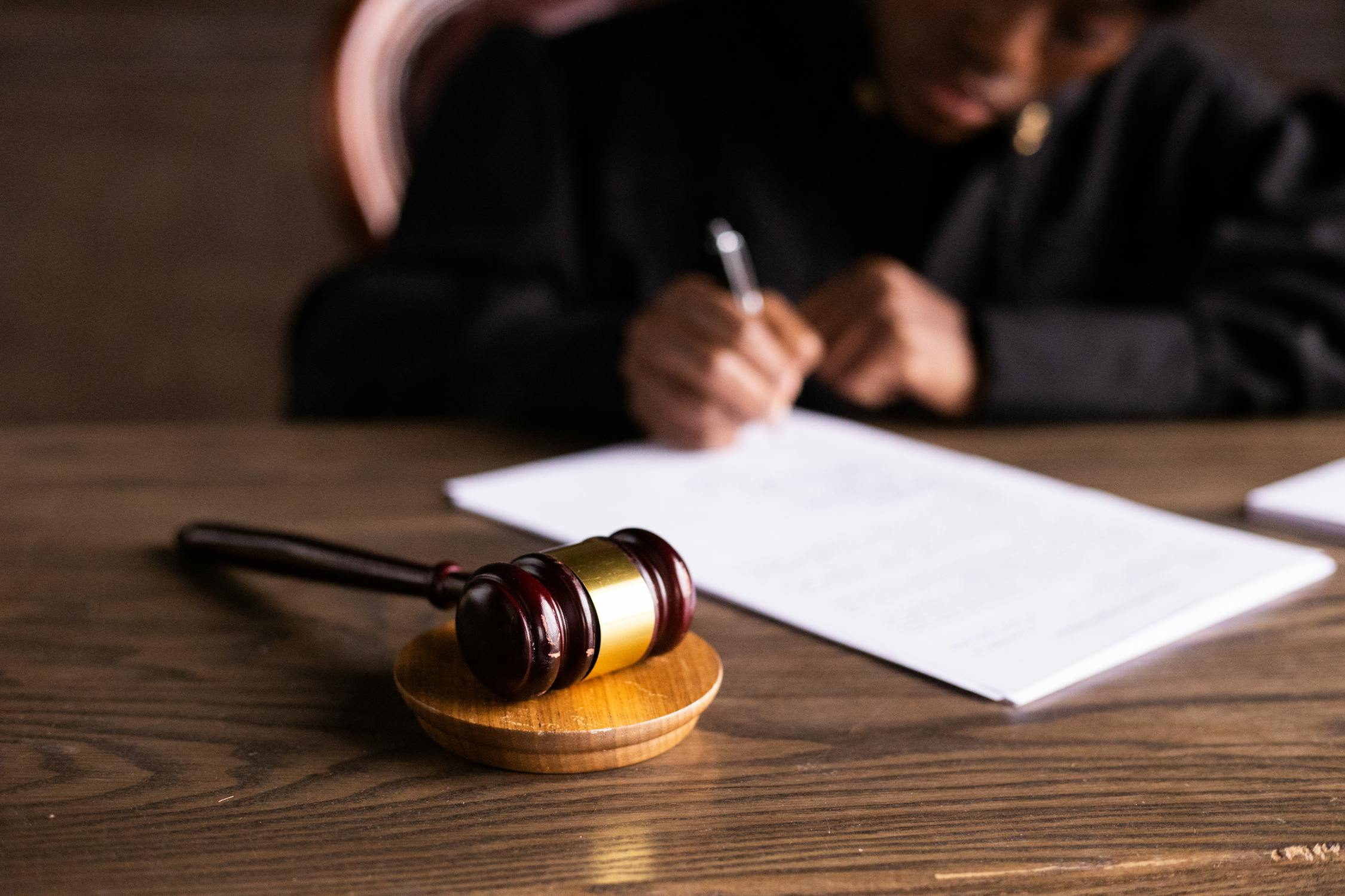 Un juez firmando un documento | Fuente: Pexels