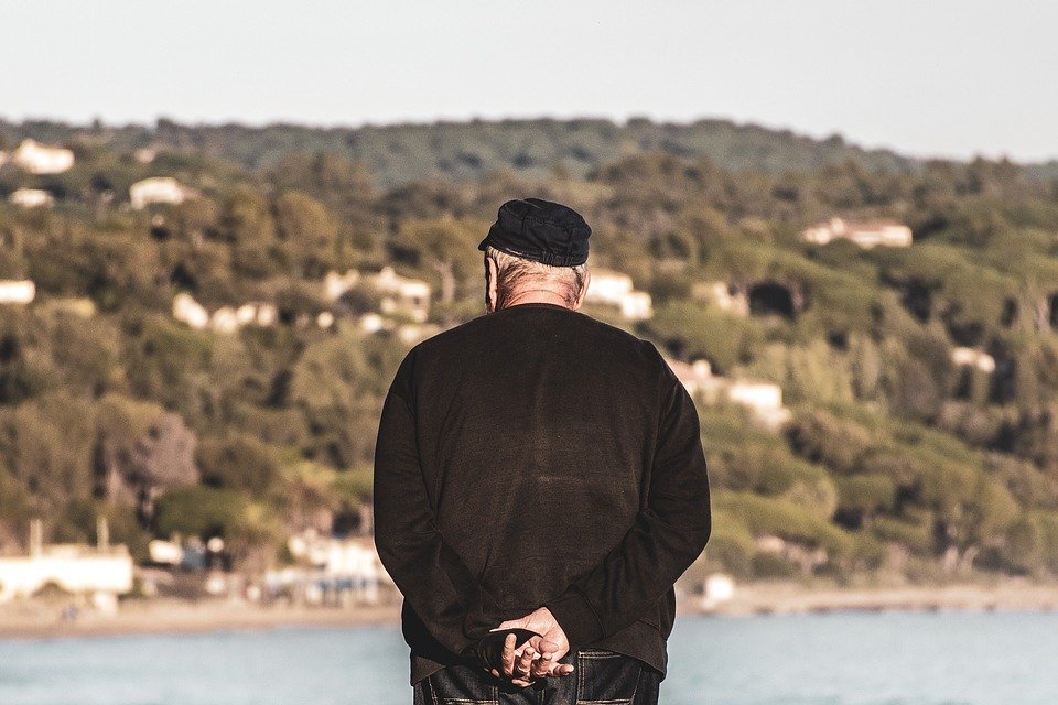 Hombre mayor de espaldas / Imagen tomada de: Pixabay