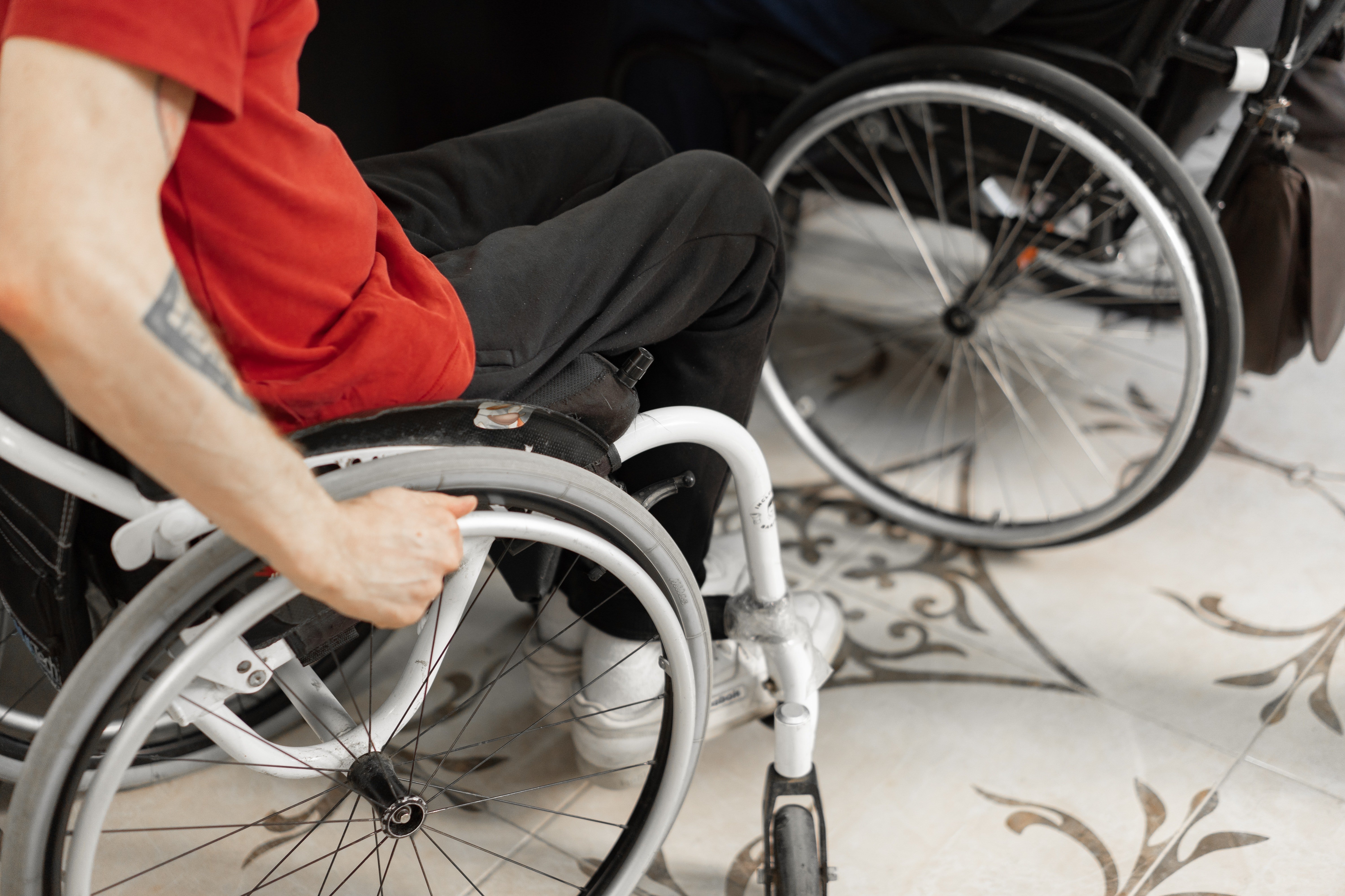 Persona en silla de ruedas. | Foto: Pexels