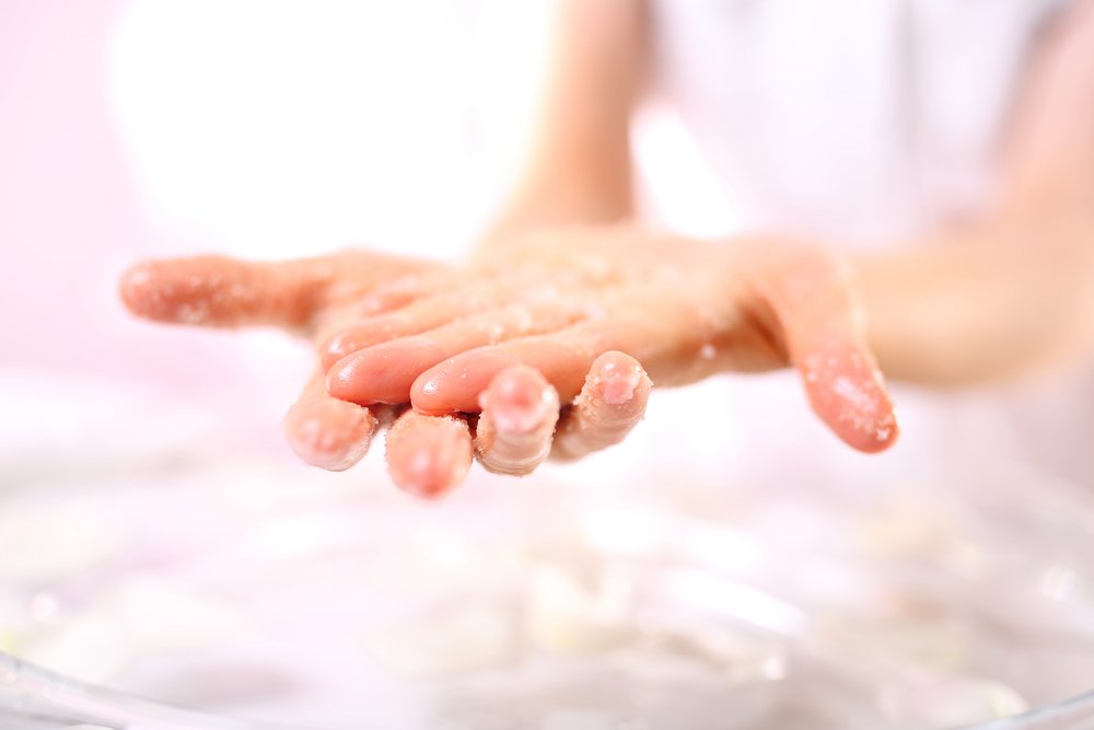 Modelo exfoliándose las manos. | Foto: Shutterstock
