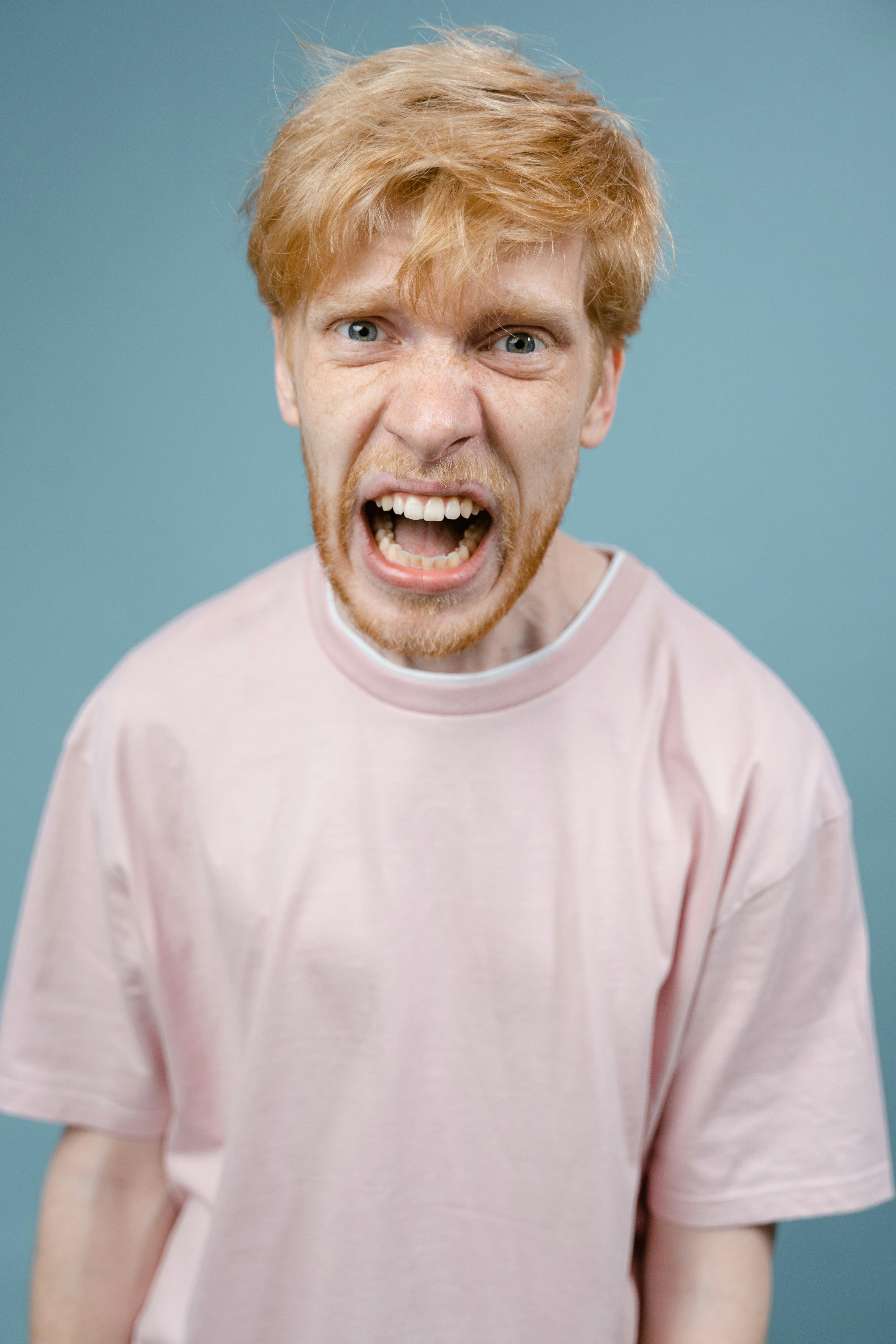 Un hombre enfadado gritando | Foto: Pexels