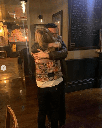 Ciaran Joyce abrazando a su madre, Hayley Gibbs. | Foto: Instagram.com/ciaran___joyce