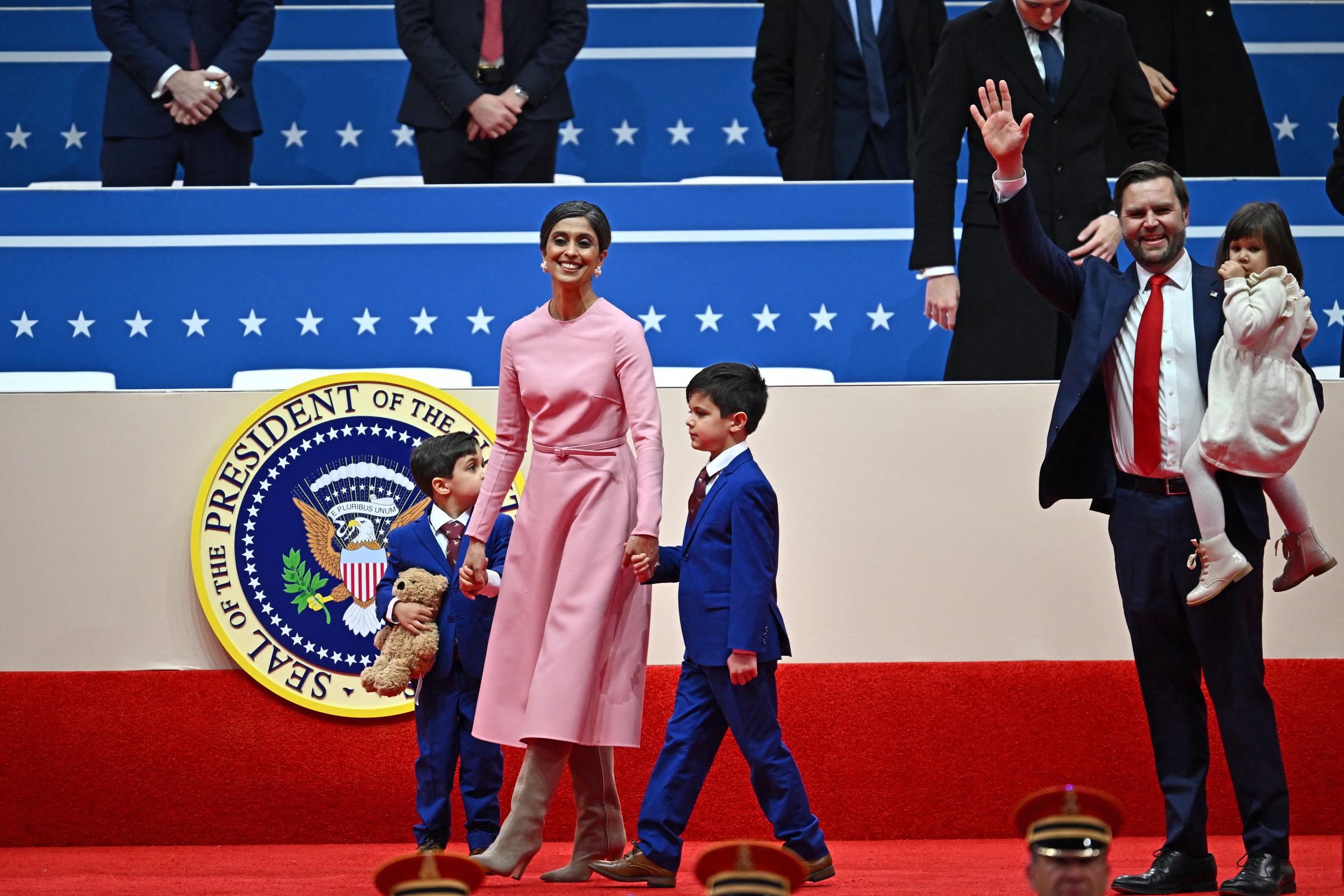 El vicepresidente de EE.UU., J.D. Vance, Usha Vance, y sus tres hijos suben al escenario del Capital One Arena en Washington, D.C., el 20 de enero de 2025 | Fuente: Getty Images