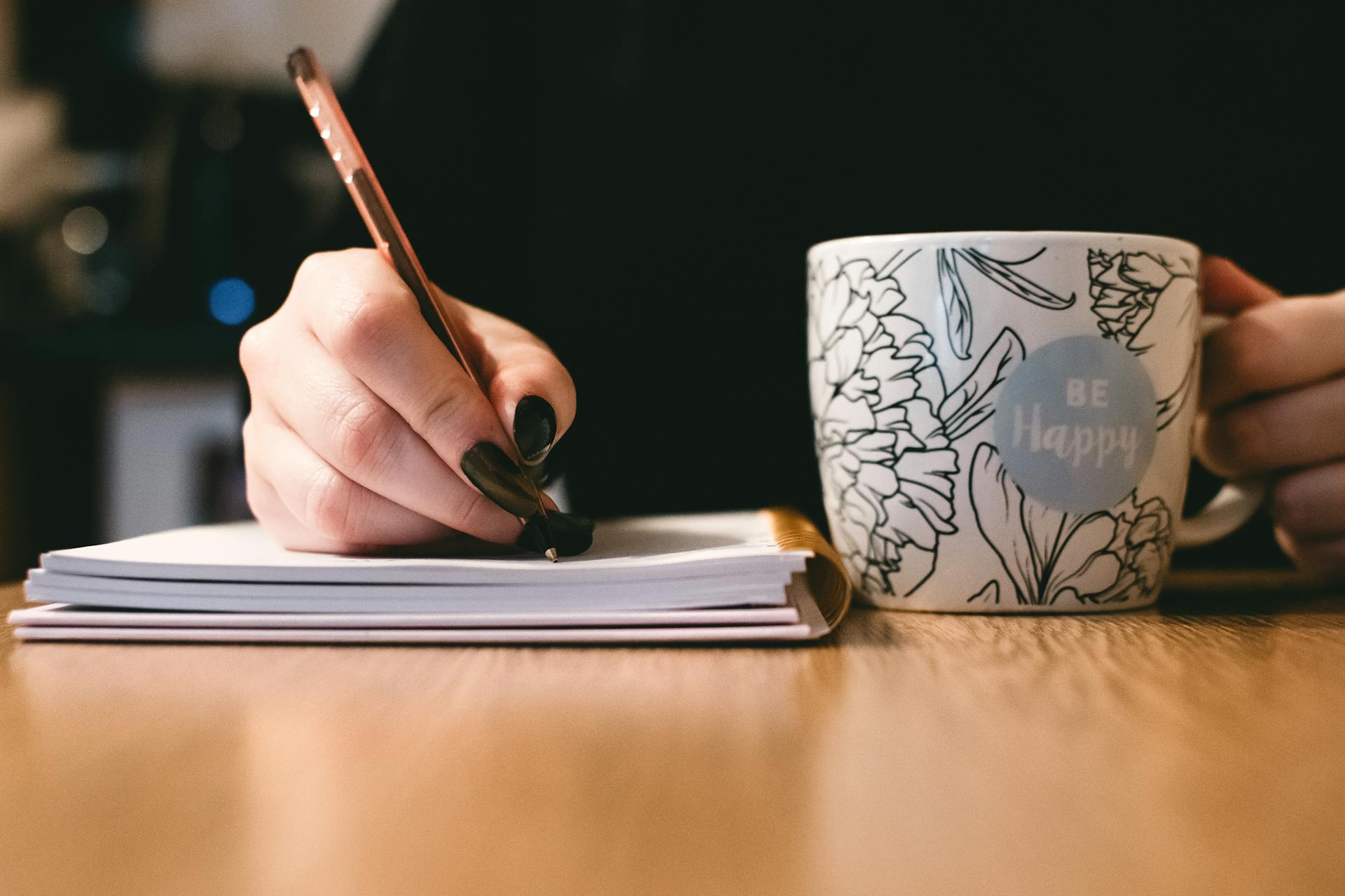 Una mujer escribiendo en un cuaderno | Fuente: Pexels