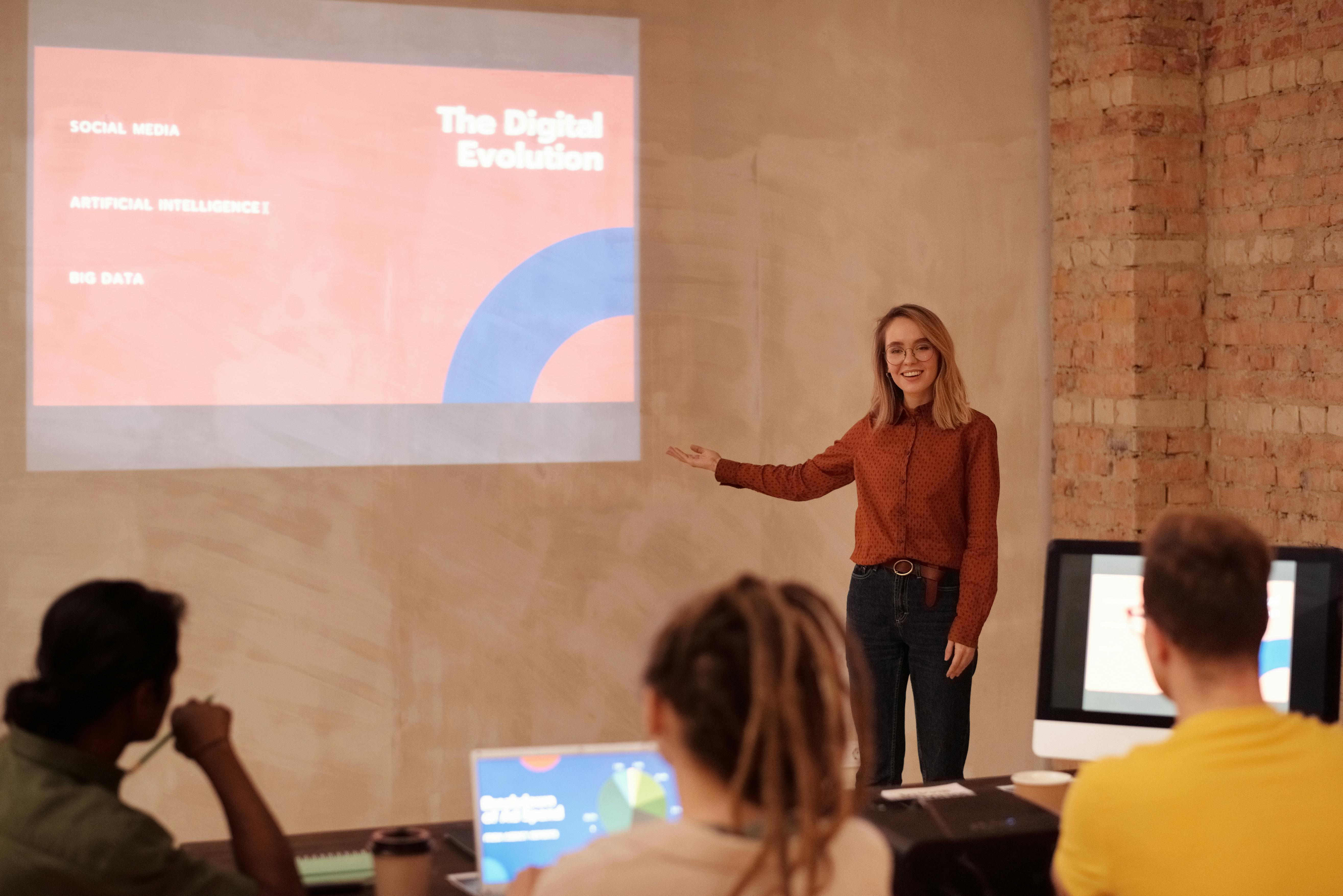 Una mujer dando una presentación | Fuente: Pexels