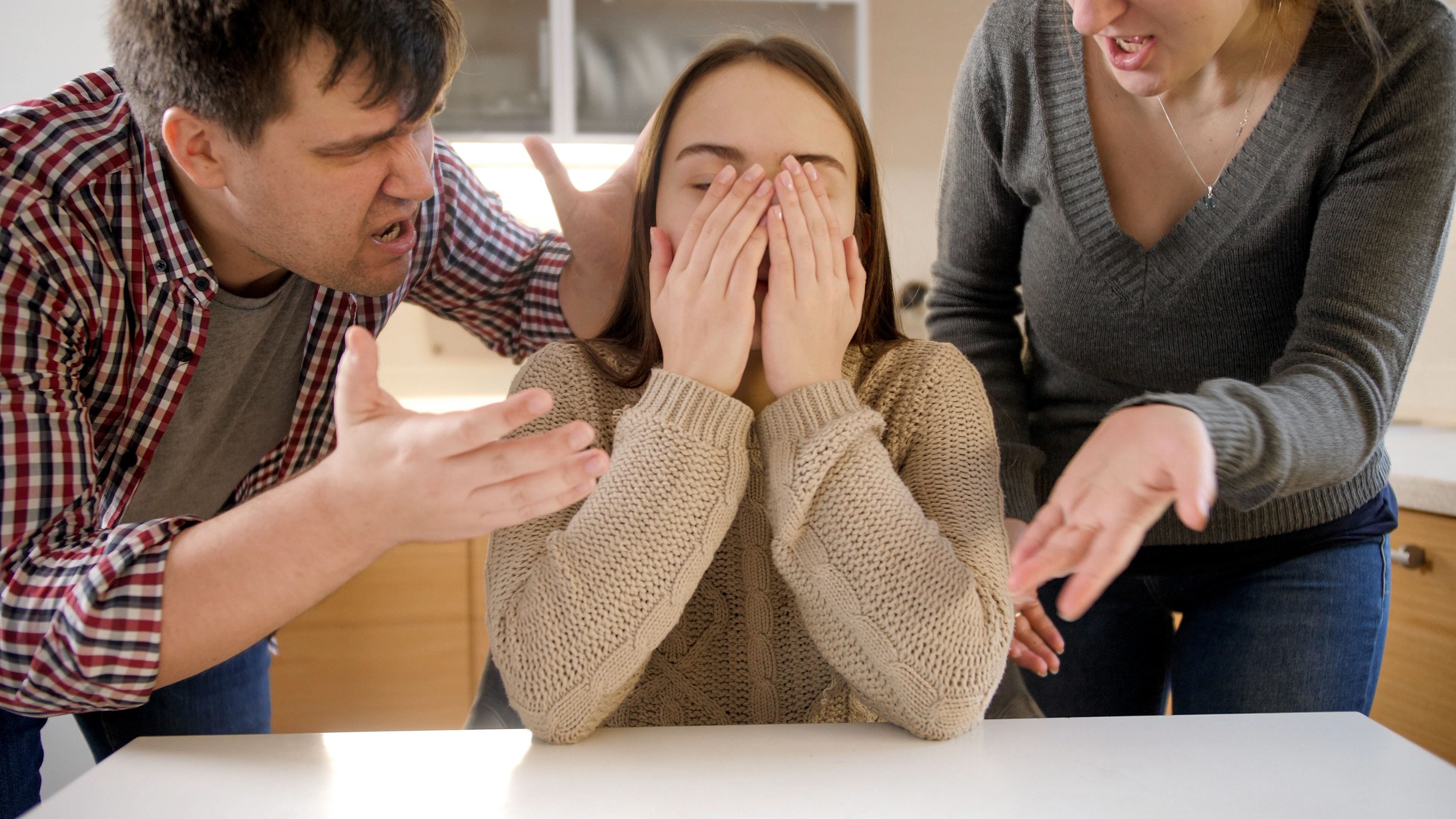 Una adolescente llora tras un conflicto con sus padres | Fuente: Shutterstock