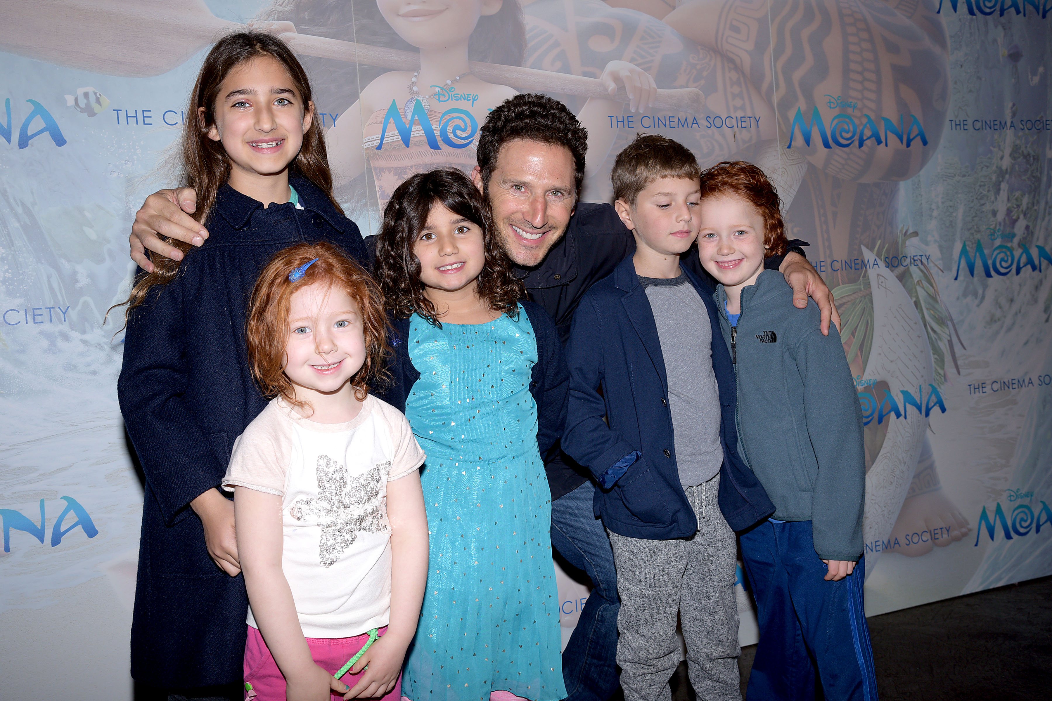 Mark Feuerstein y su familia en la proyección especial de "Moana" de Disney & The Cinema Society en Metrograph el 20 de noviembre de 2016 en Nueva York. | Fuente: Getty Images