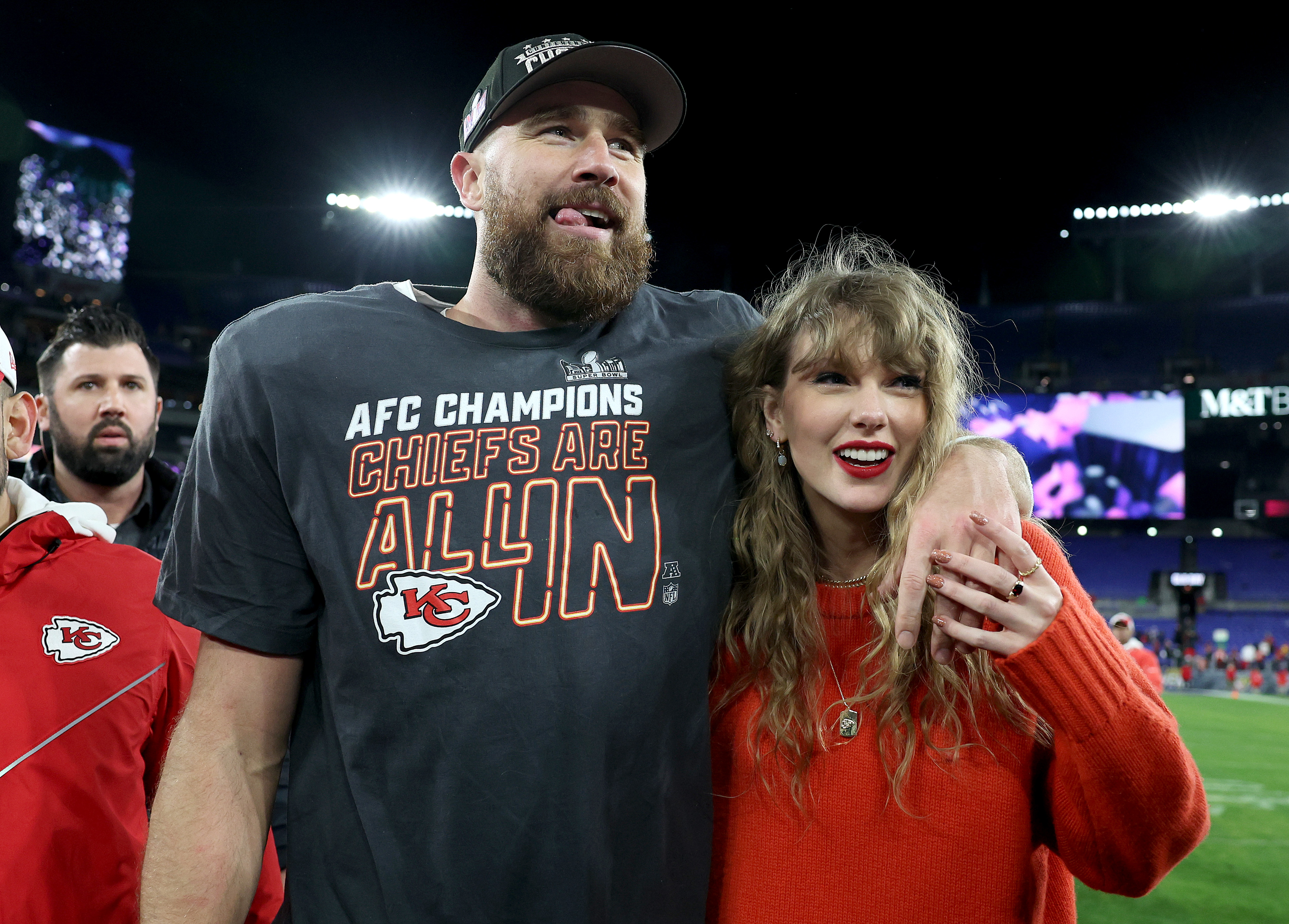 Travis Kelce #87 de los Kansas City Chiefs celebra con Taylor Swift después de una victoria 17-10 contra los Baltimore Ravens el 28 de enero de 2024, en Baltimore, Maryland | Fuente: Getty Images